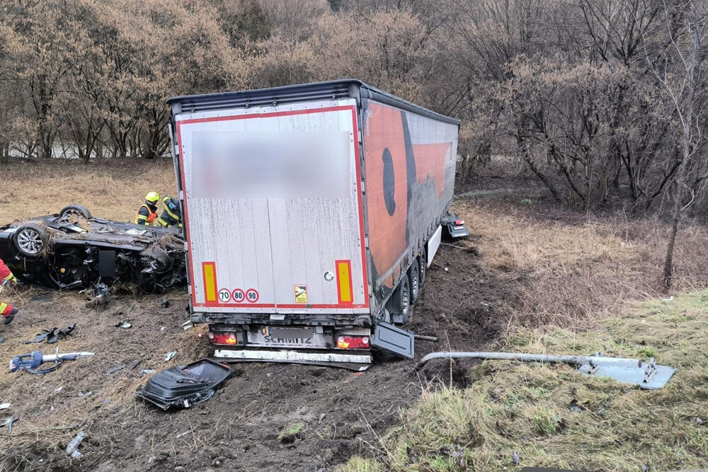 Tragická nehoda pod Strečnom. Nehodu spôsobil vodič kamiónu, ktorý bol pod vplyvom alkoholu. 