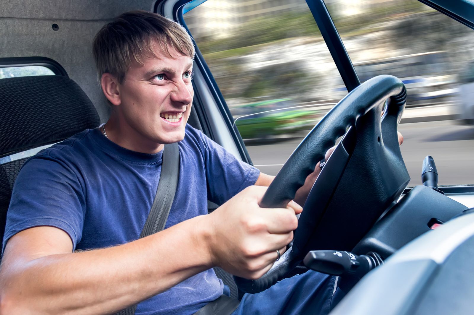 Nervózny mladý vodič s nedostatkom skúseností vs. starší vodič a nehody.