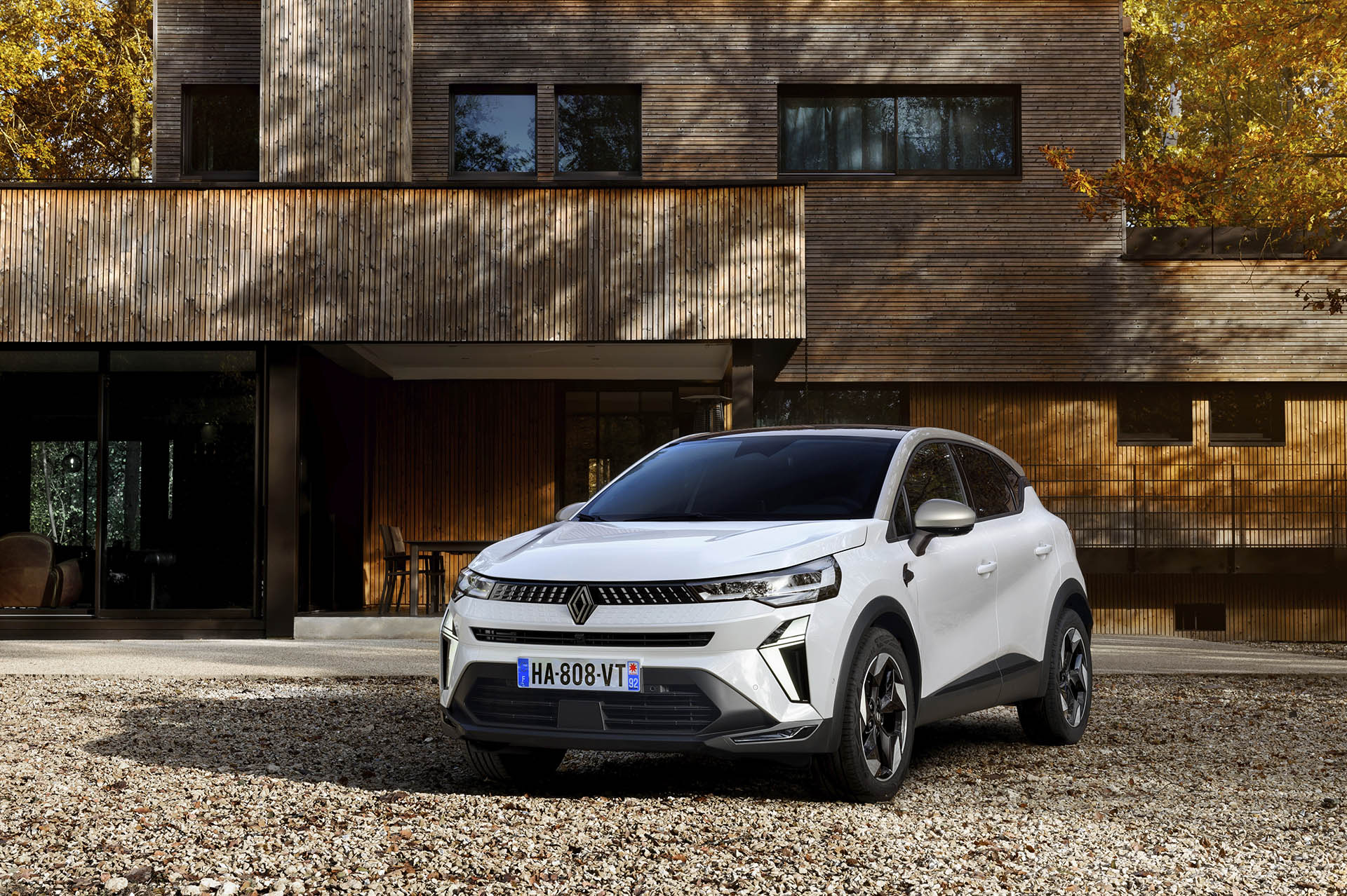 Renault Captur mení tvár, motory, až na plug-in hybrid, ostávajú