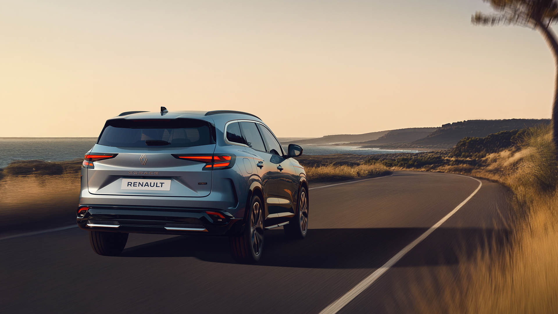 Renault odhalil nový Espace: Všetko, čo o novom rodinnom aute potrebujete vedieť