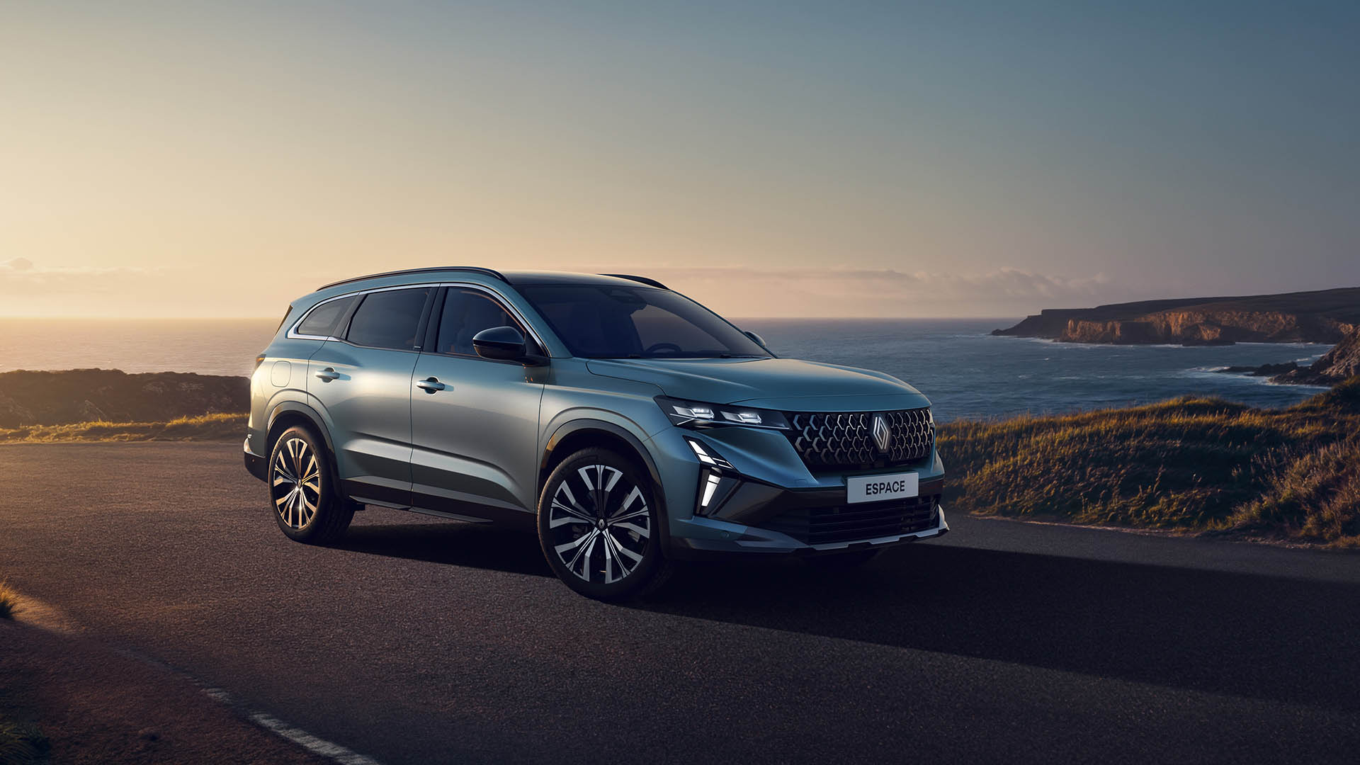 Renault odhalil nový Espace: Všetko, čo o novom rodinnom aute potrebujete vedieť