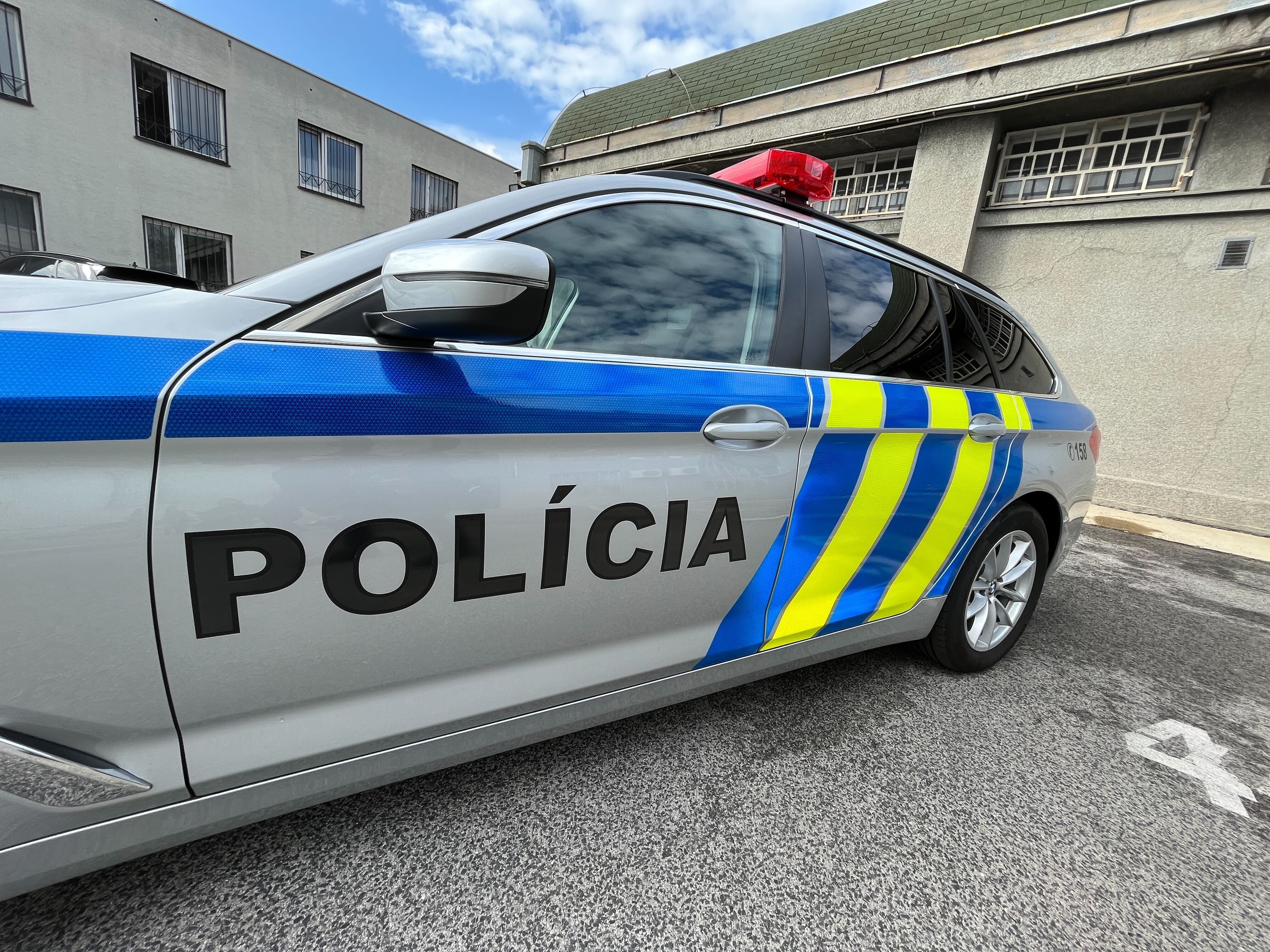 Na slovenských cestách budú jazdiť nové policajné autá. Posvietia si na cestných pirátov a pôjde o vozidlá s hybridným pohonom. Polícia v pondelok (26.9.) ukázala, ako budú vyzerať. Toto sú nové mašiny Polície SR v celkovej hodnote takmer 40 000 000 eur!