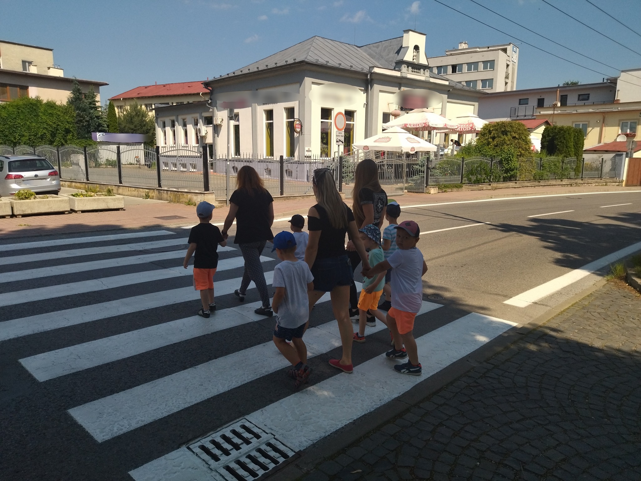 Nová legislatíva prináša prísnejšie pravidlá pre vodičov pri priechodoch pre chodcov, čím zvyšuje bezpečnosť chodcov – vodiči budú musieť dbať na chodcov ešte pred vstupom na priechod pre chodcov.