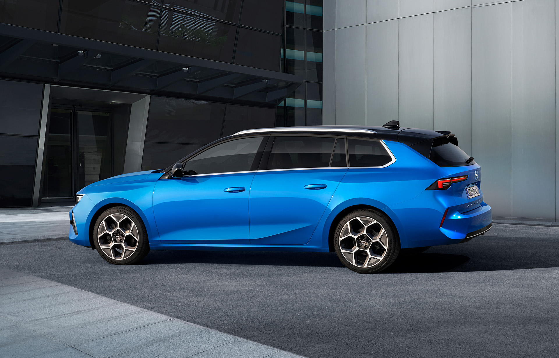 Opel Astra Sports Tourer: Veľký kufor a hybridné pohony prichádzajú