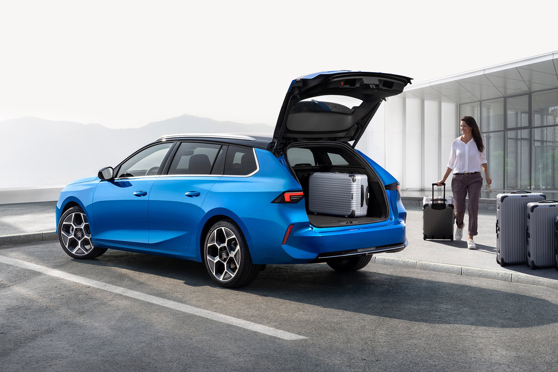 Opel Astra Sports Tourer: Veľký kufor a hybridné pohony prichádzajú