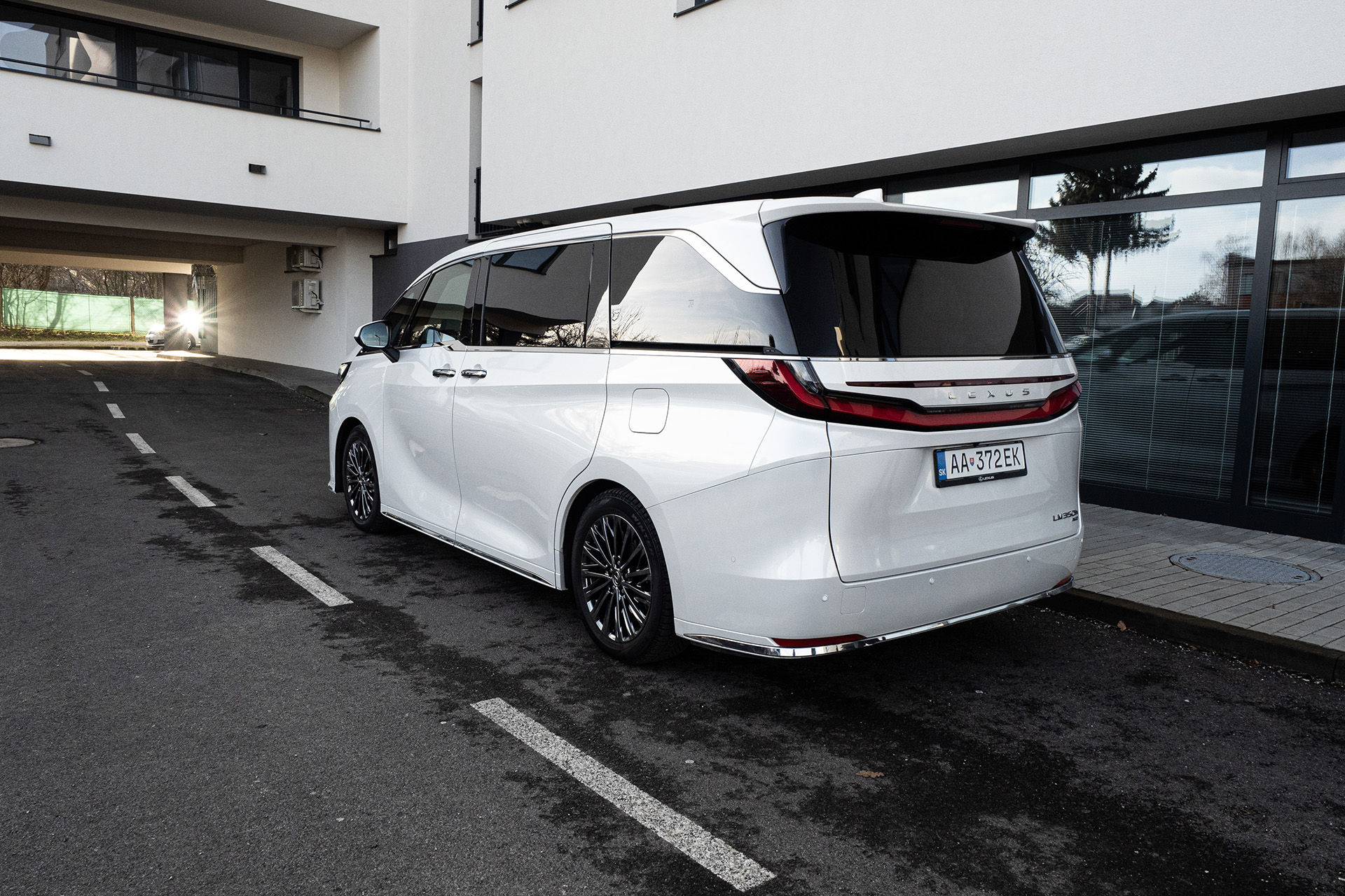 Lexus LM350h vás opantá maximálnym luxusom