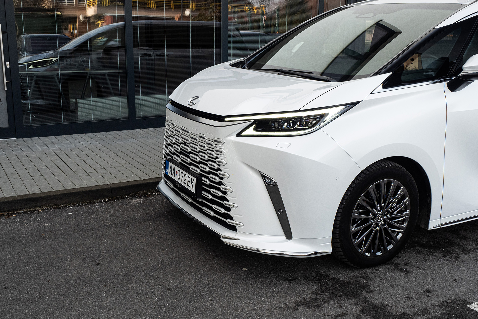 Lexus LM350h vás opantá maximálnym luxusom