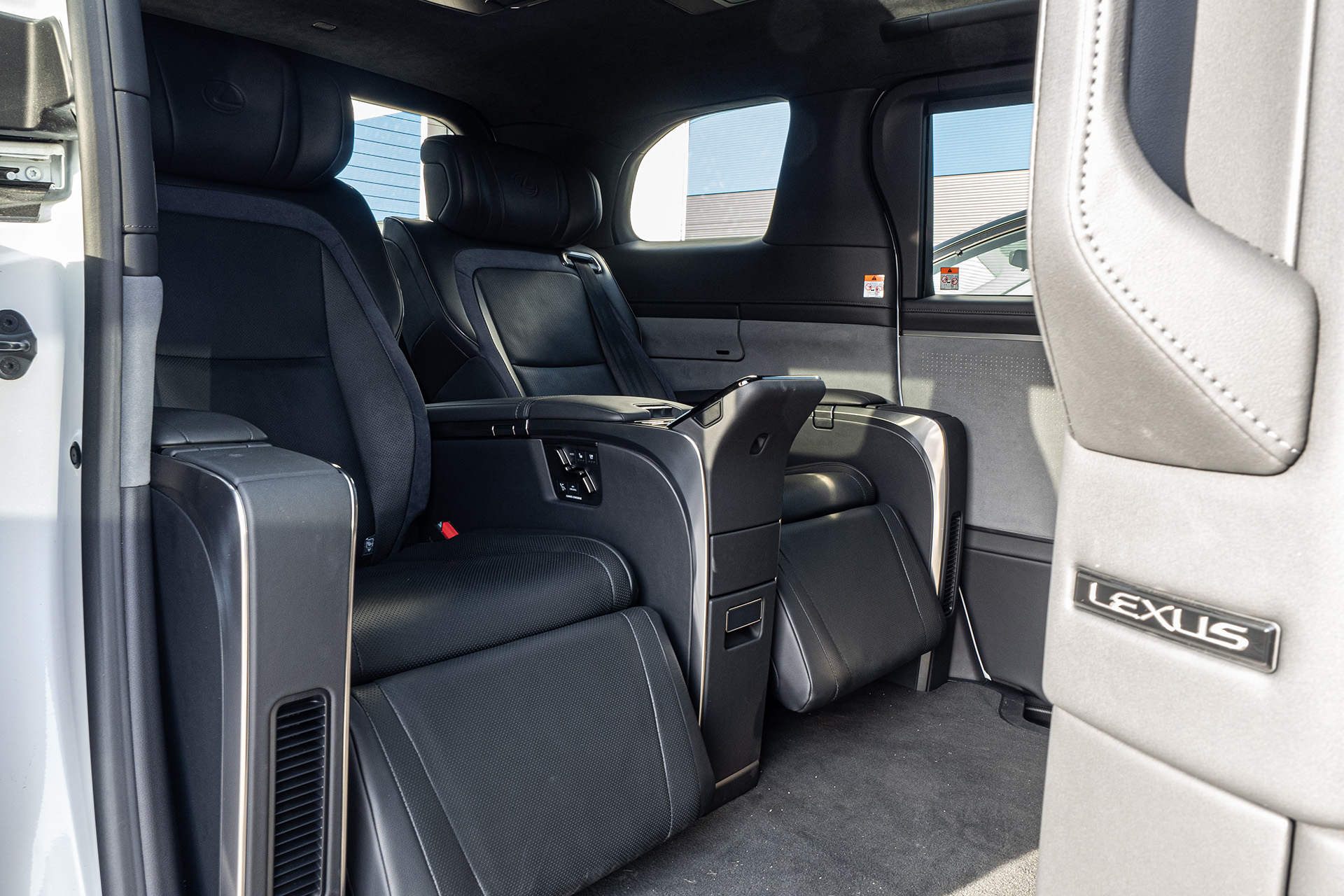 Lexus LM350h vás opantá maximálnym luxusom