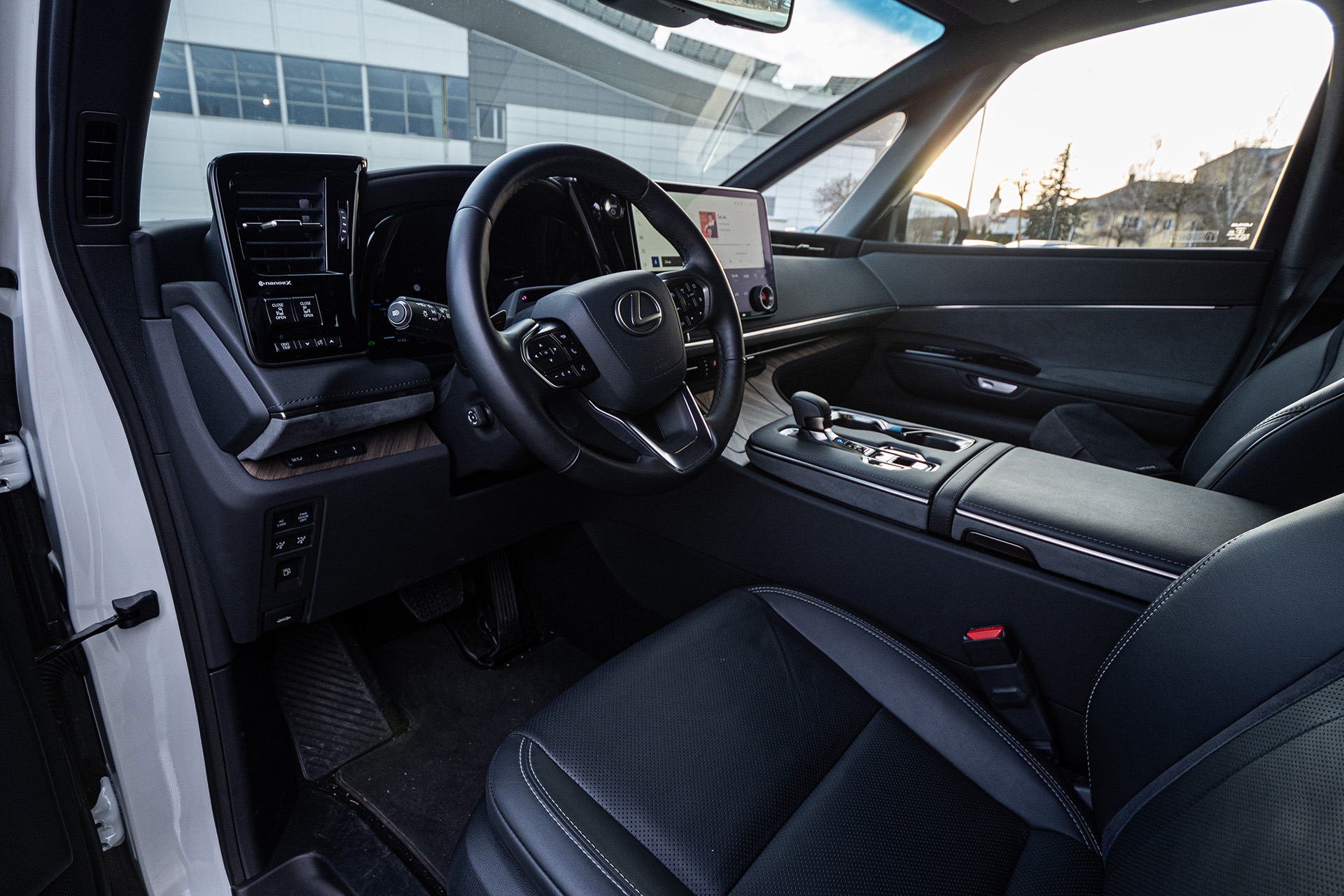 Lexus LM350h vás opantá maximálnym luxusom