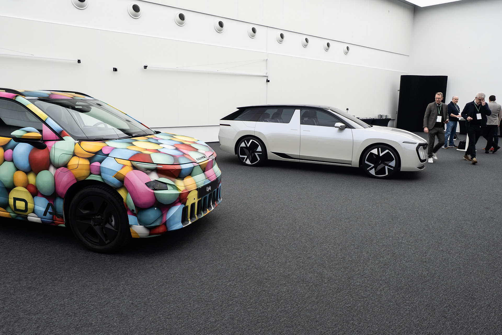 V Mladej Boleslavi Škoda vyrába batérie pre nové modely, plus sme videli Peaq naživo