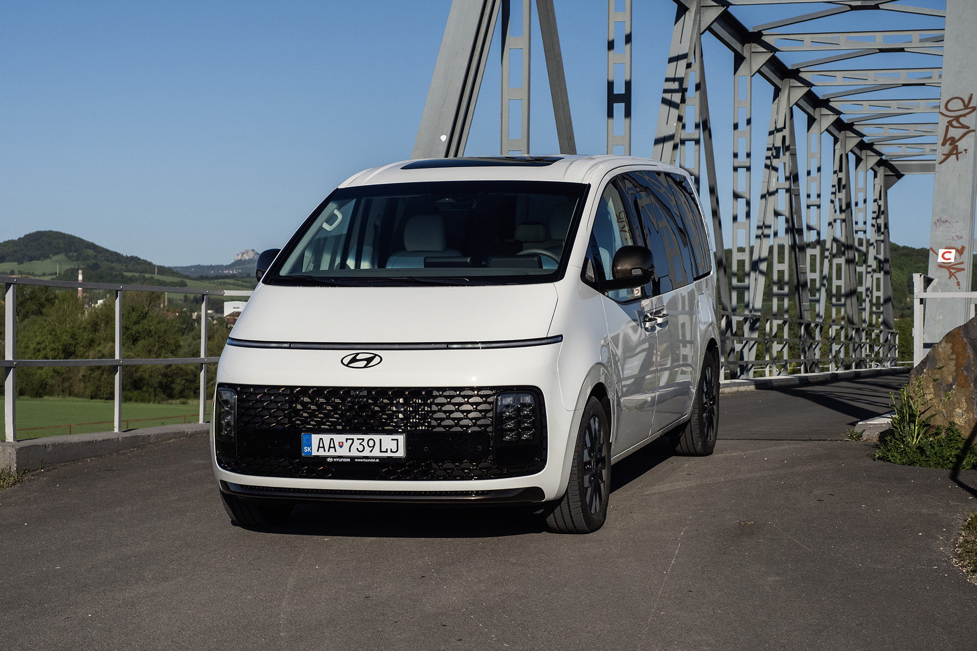 Autobazar.EU. Hyundai Staria Hybrid je ukážkou, že aj väčšie vozidlá môžu byť hybridy a z doplnkového elektrického pohonu ťažiť výhody