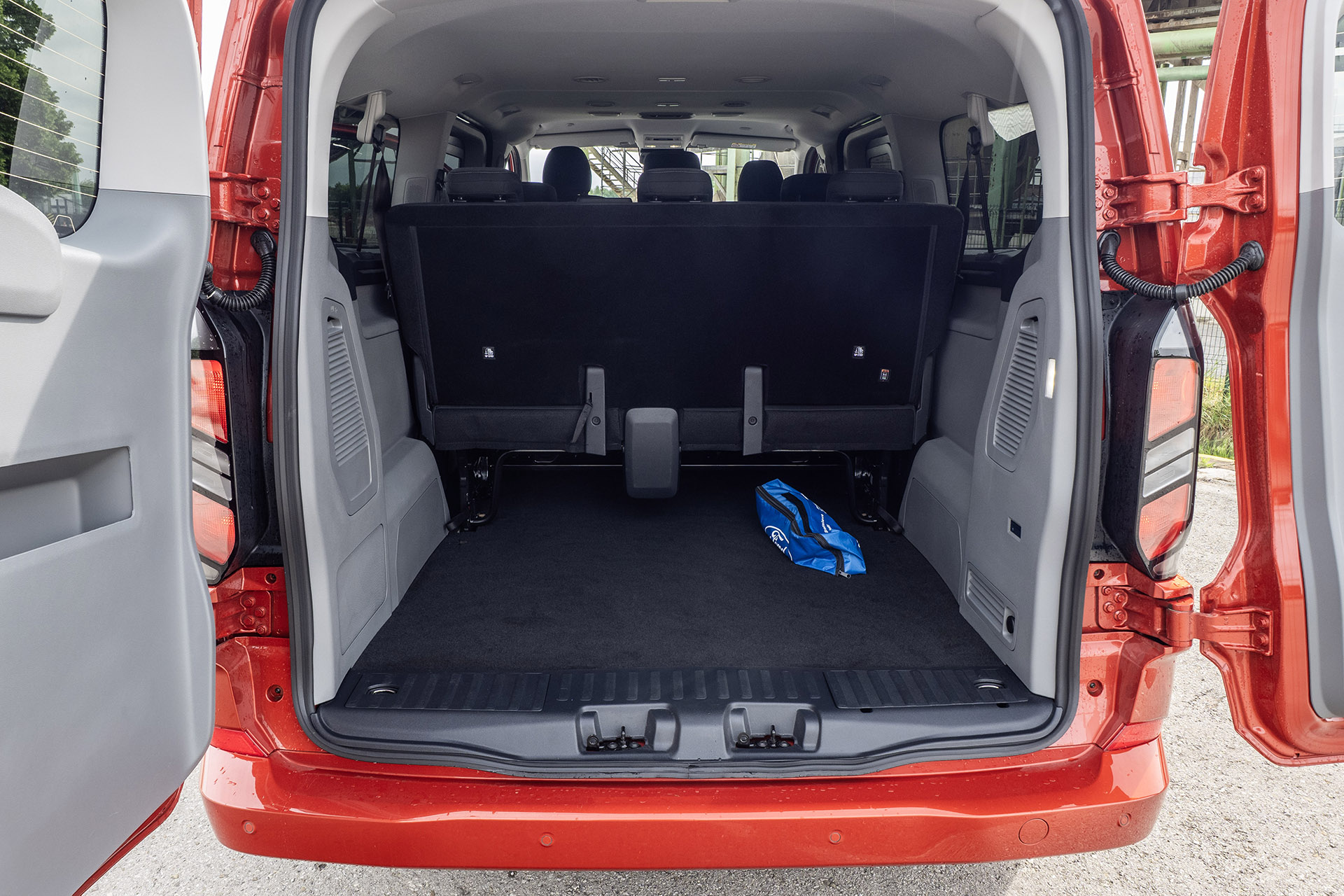 Test: Ford Transit Custom: Je benzín s elektrinou lepší ako dízel? 