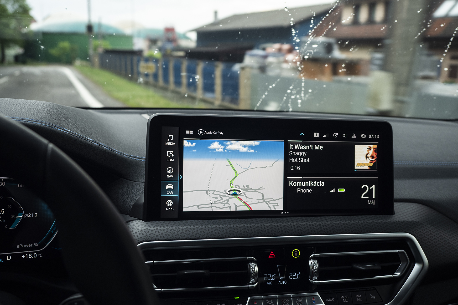 V čom sa BMW iX3 podobá Enyaqu?