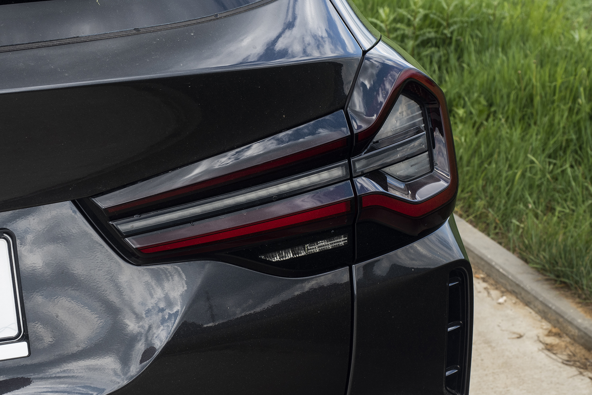 V čom sa BMW iX3 podobá Enyaqu?