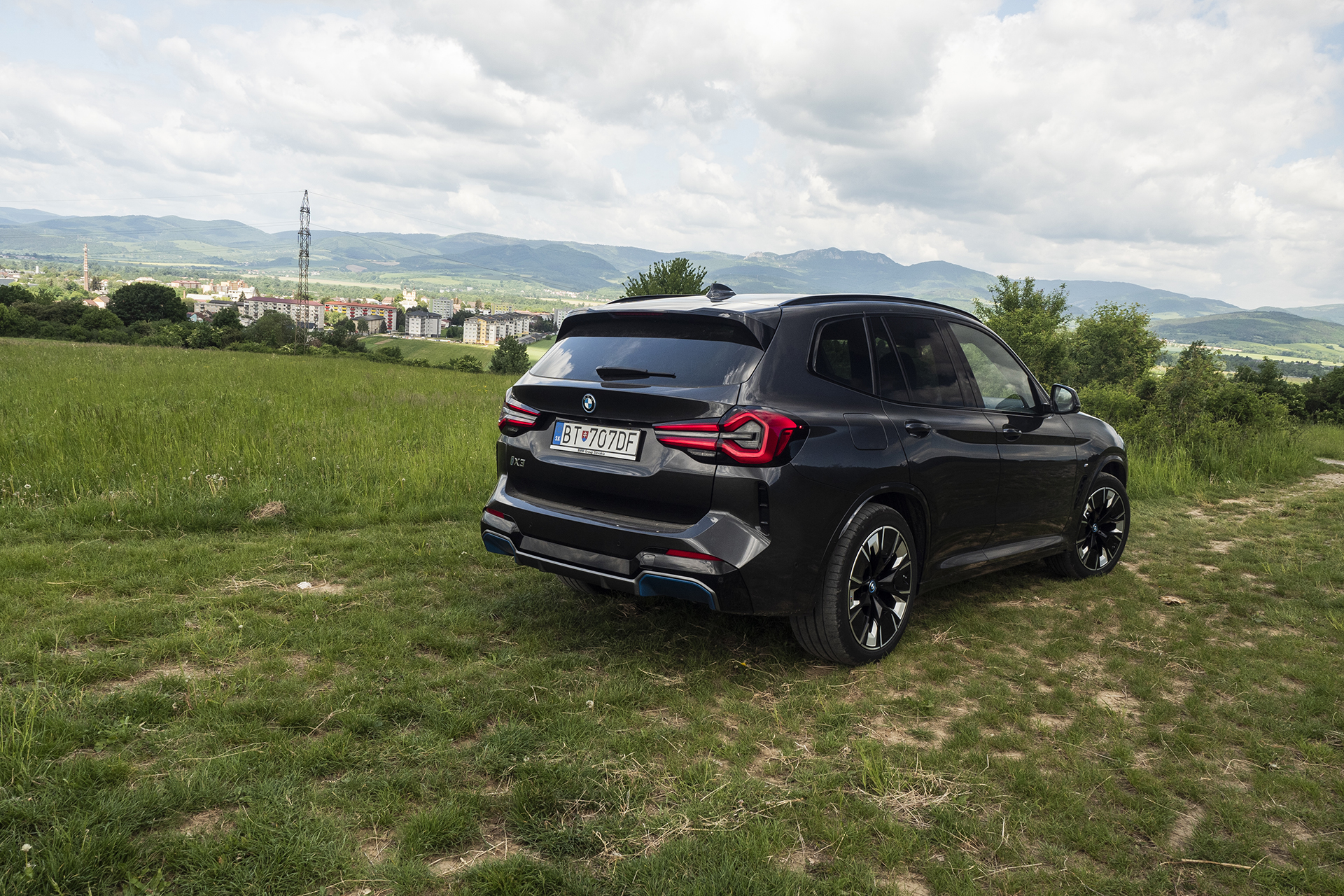 V čom sa BMW iX3 podobá Enyaqu?