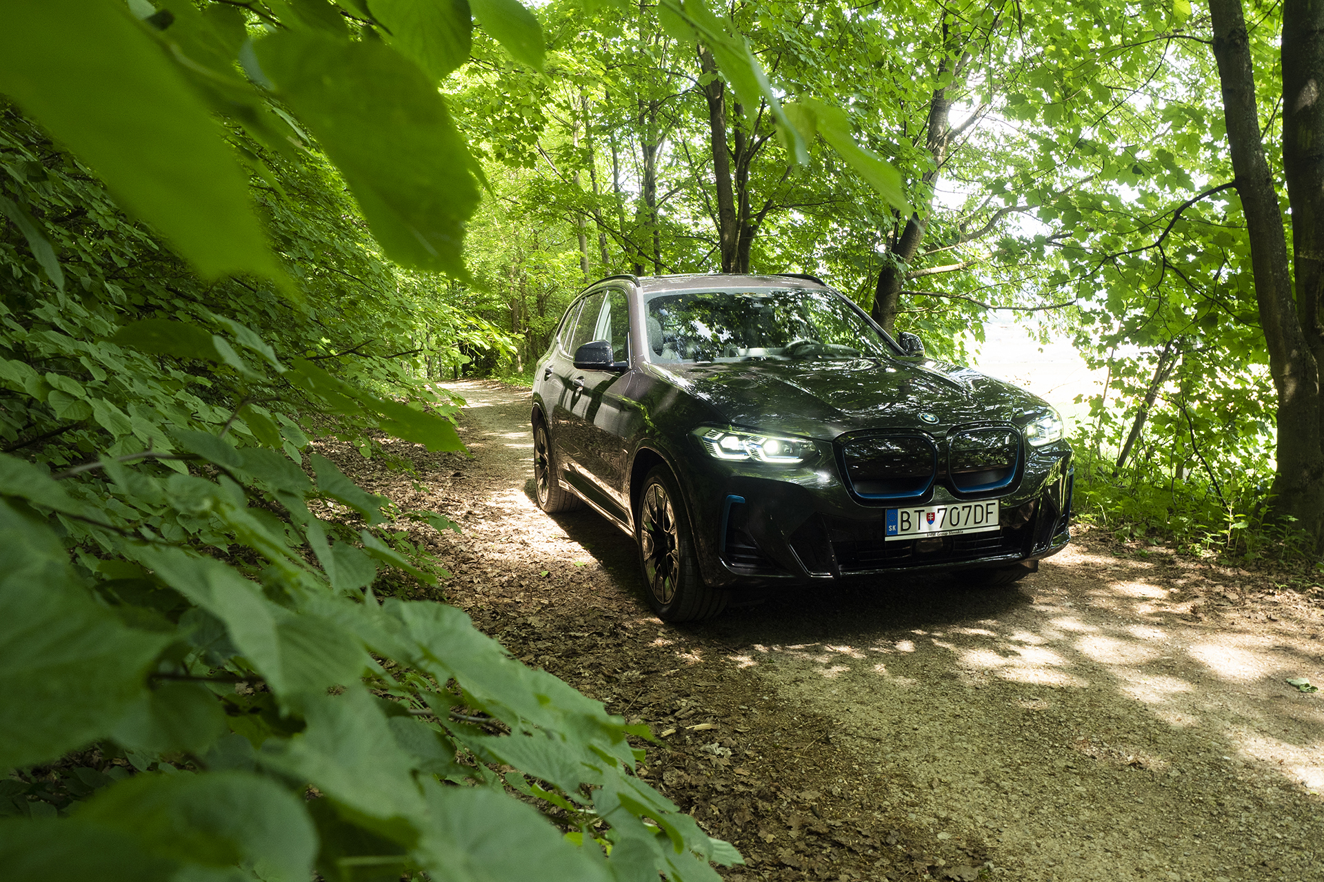 V čom sa BMW iX3 podobá Enyaqu?
