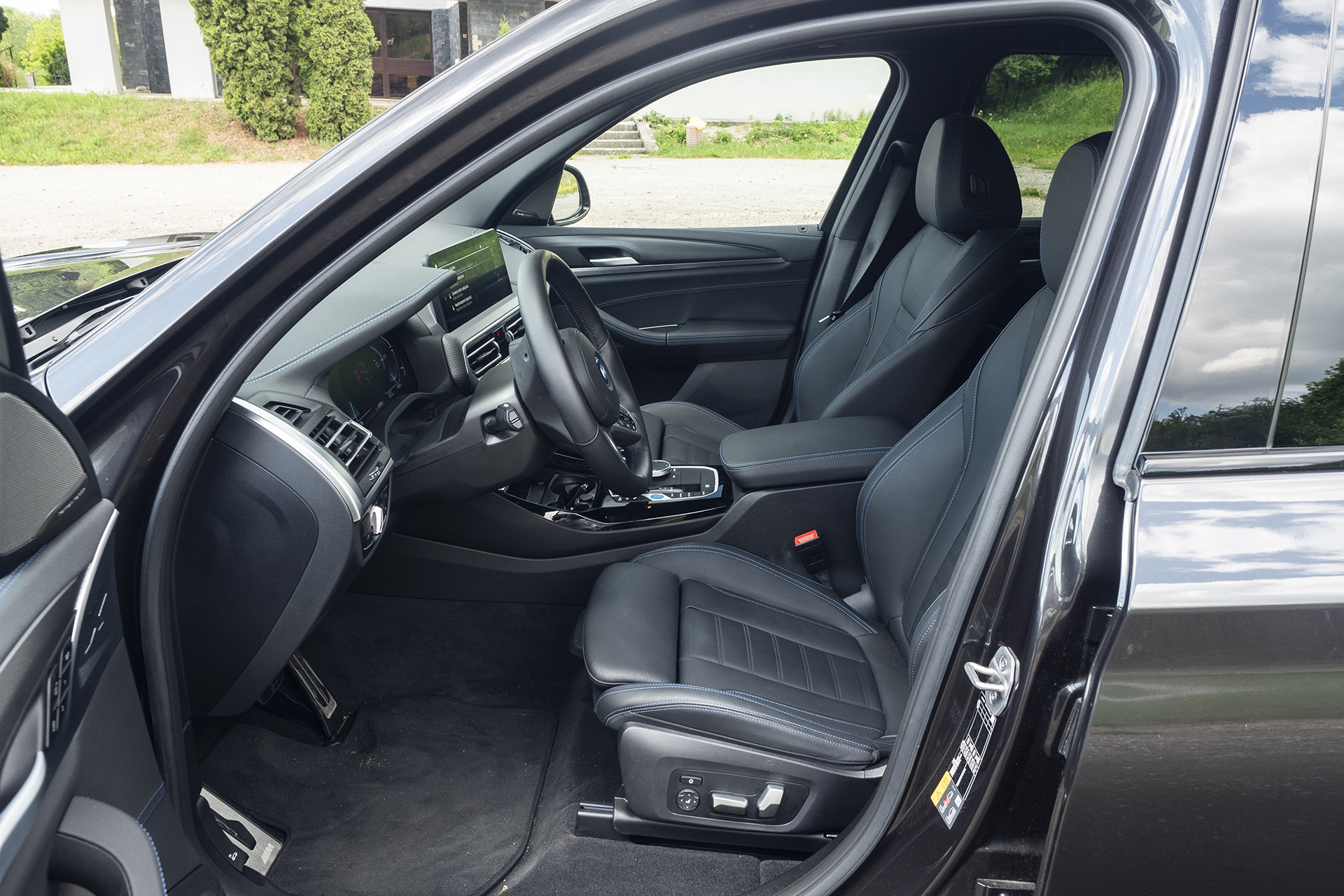 V čom sa BMW iX3 podobá Enyaqu?