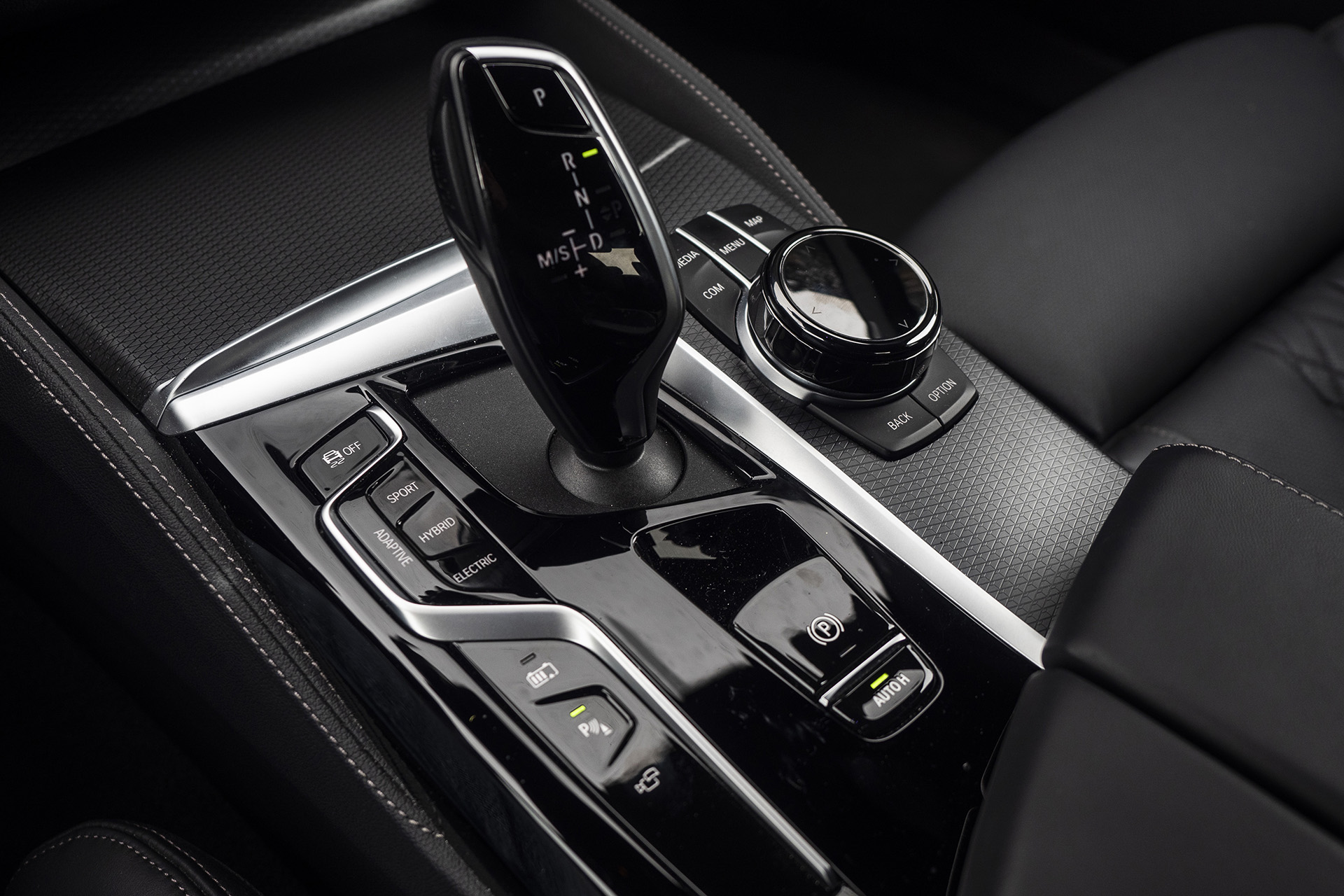 BMW 545e nie je len mestským plug-in hybridom