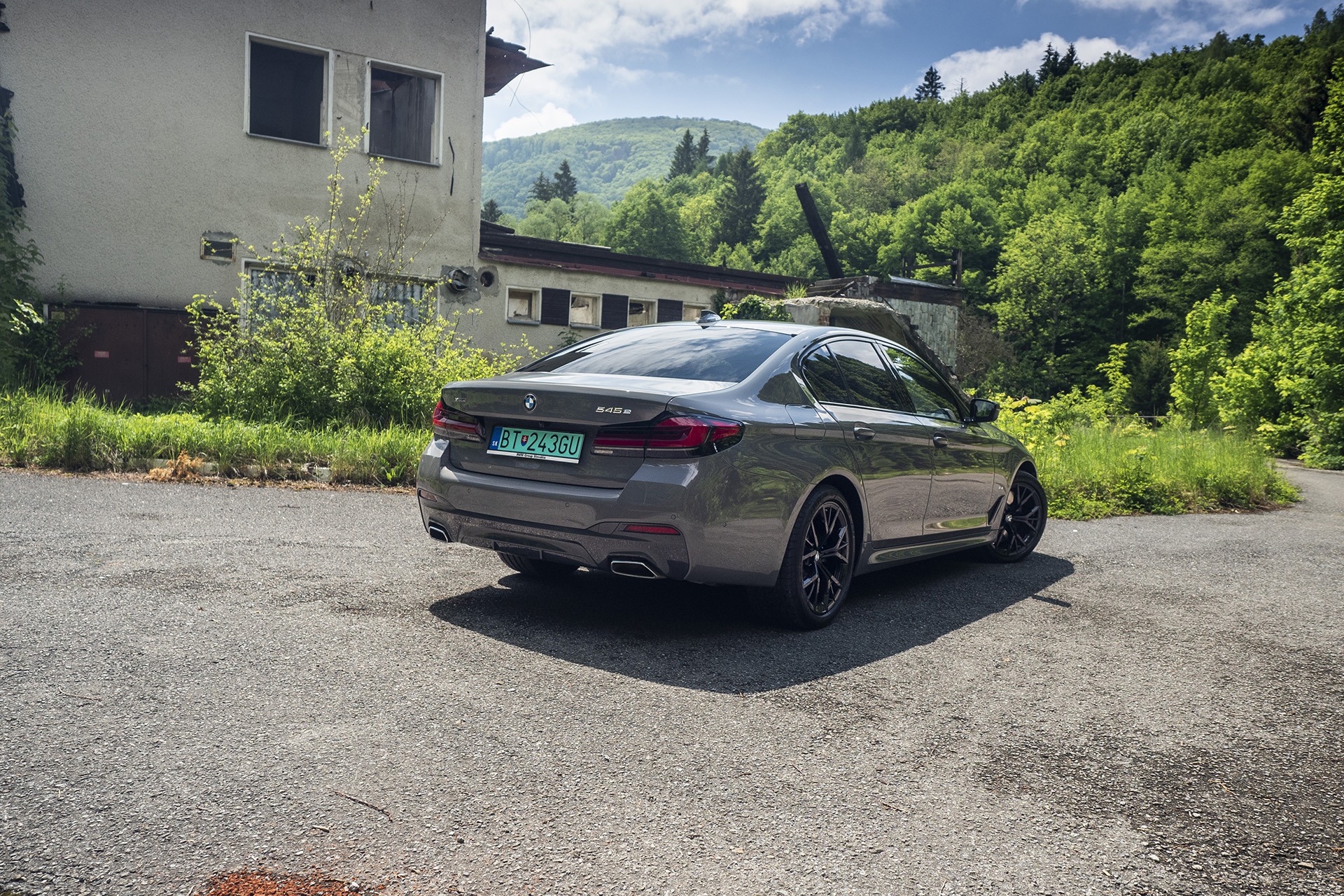 BMW 545e nie je len mestským plug-in hybridom