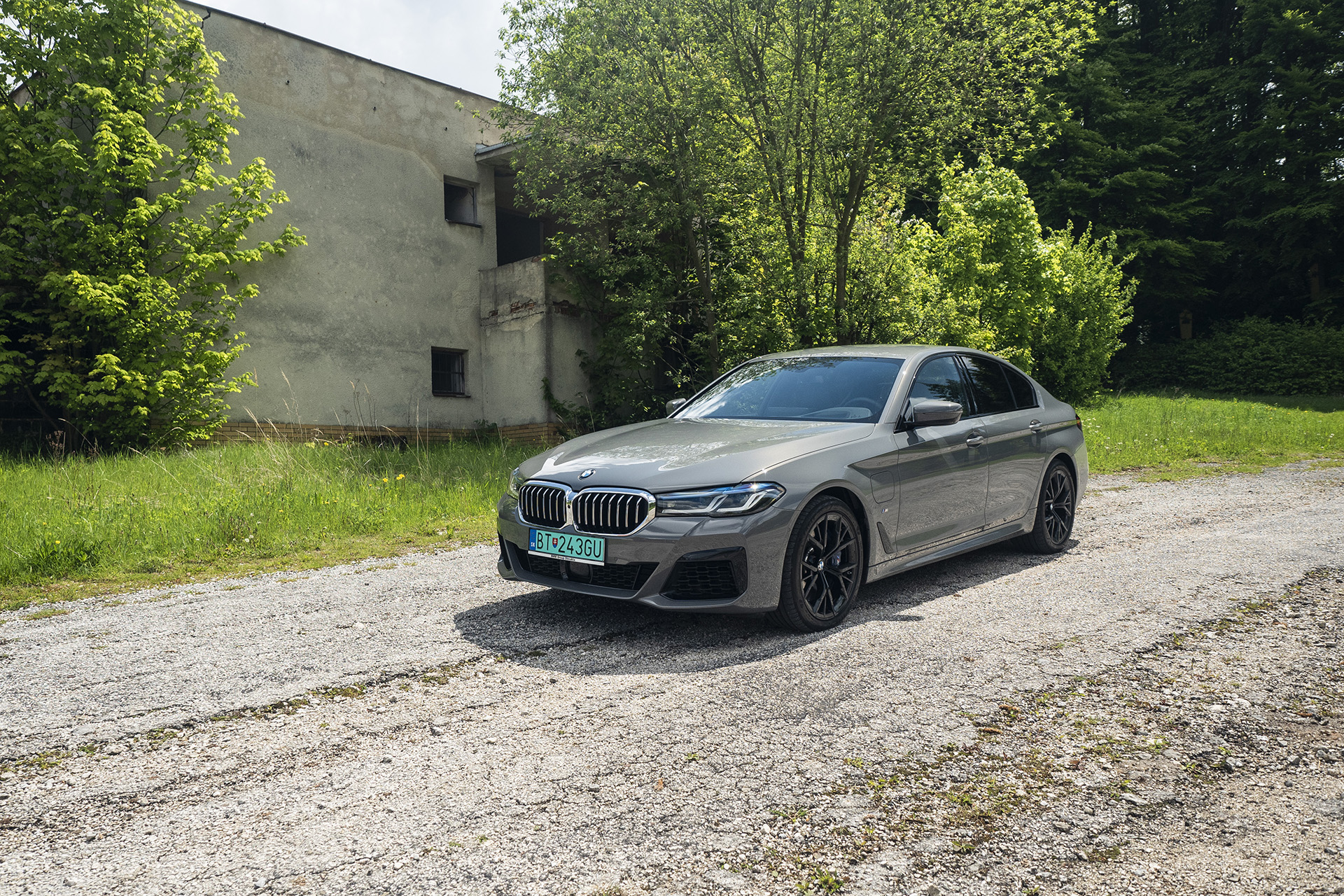 BMW 545e nie je len mestským plug-in hybridom
