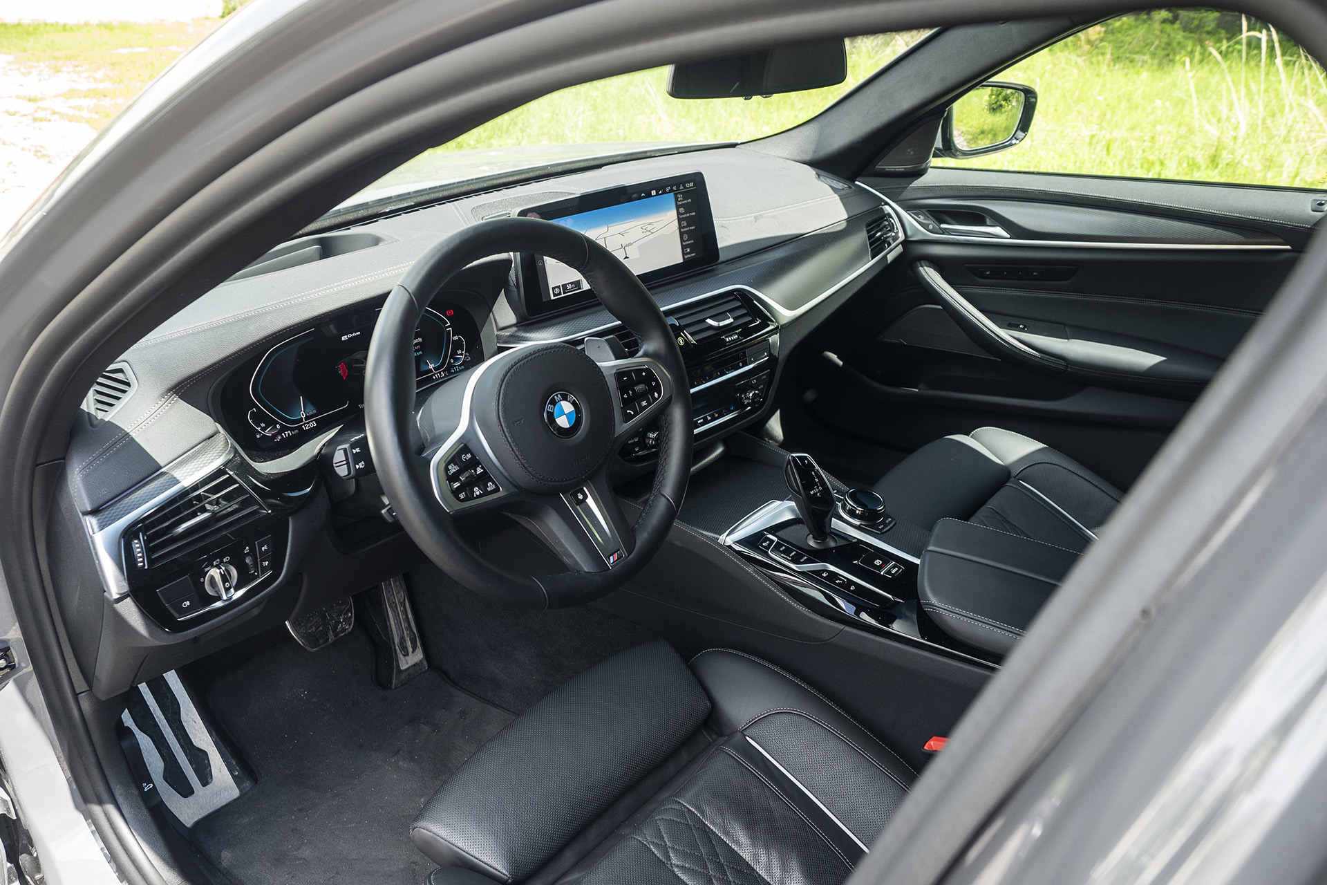 BMW 545e nie je len mestským plug-in hybridom