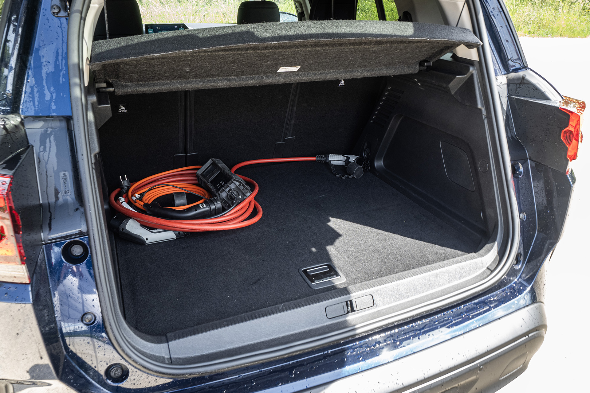 Autobazar.EU. Plug-in hybridy sú na trhu jazdeniek pomerne početným artiklom. PHEV môžete, ale nemusíte nabíjať káblom. Ak jazdíte elektricky, je to podstatne lacnejšie ako jazda na benzín. Na fotografii nabíjací kábel v kufri Citroenu C5 Aircross