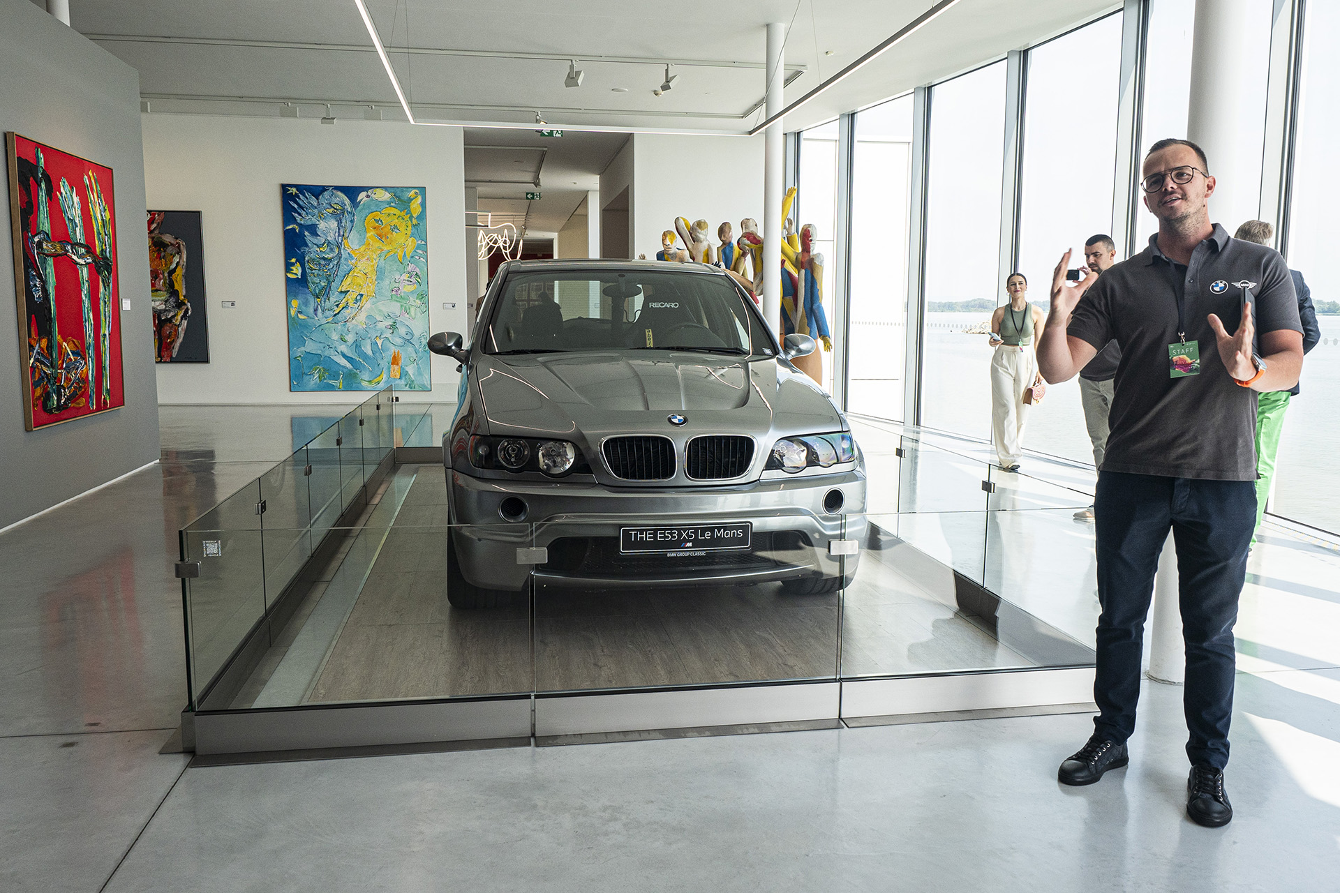 Statická ukážka BMW radu 5 bola doplnená o šialené SUV