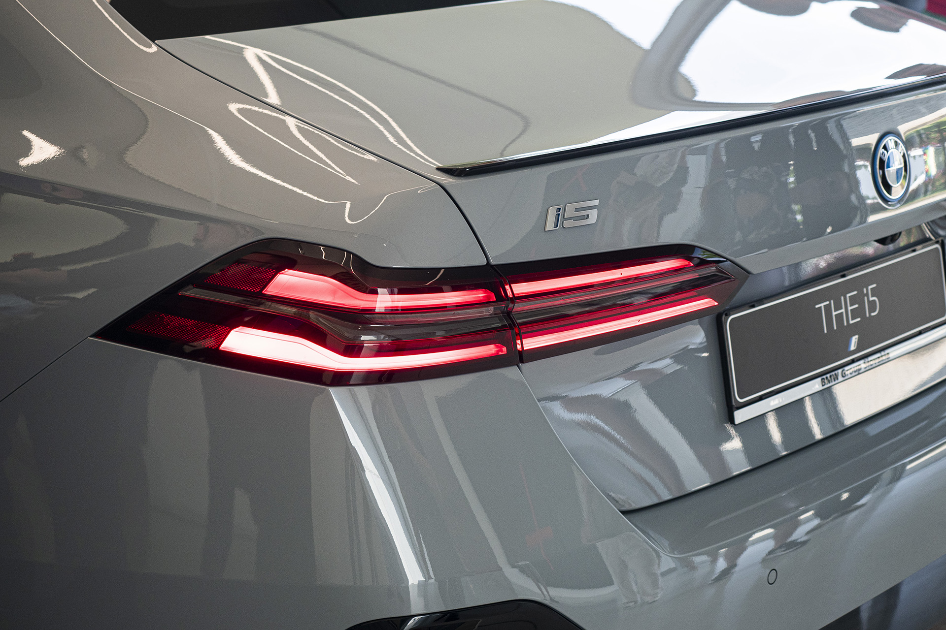 Statická ukážka BMW radu 5 bola doplnená o šialené SUV