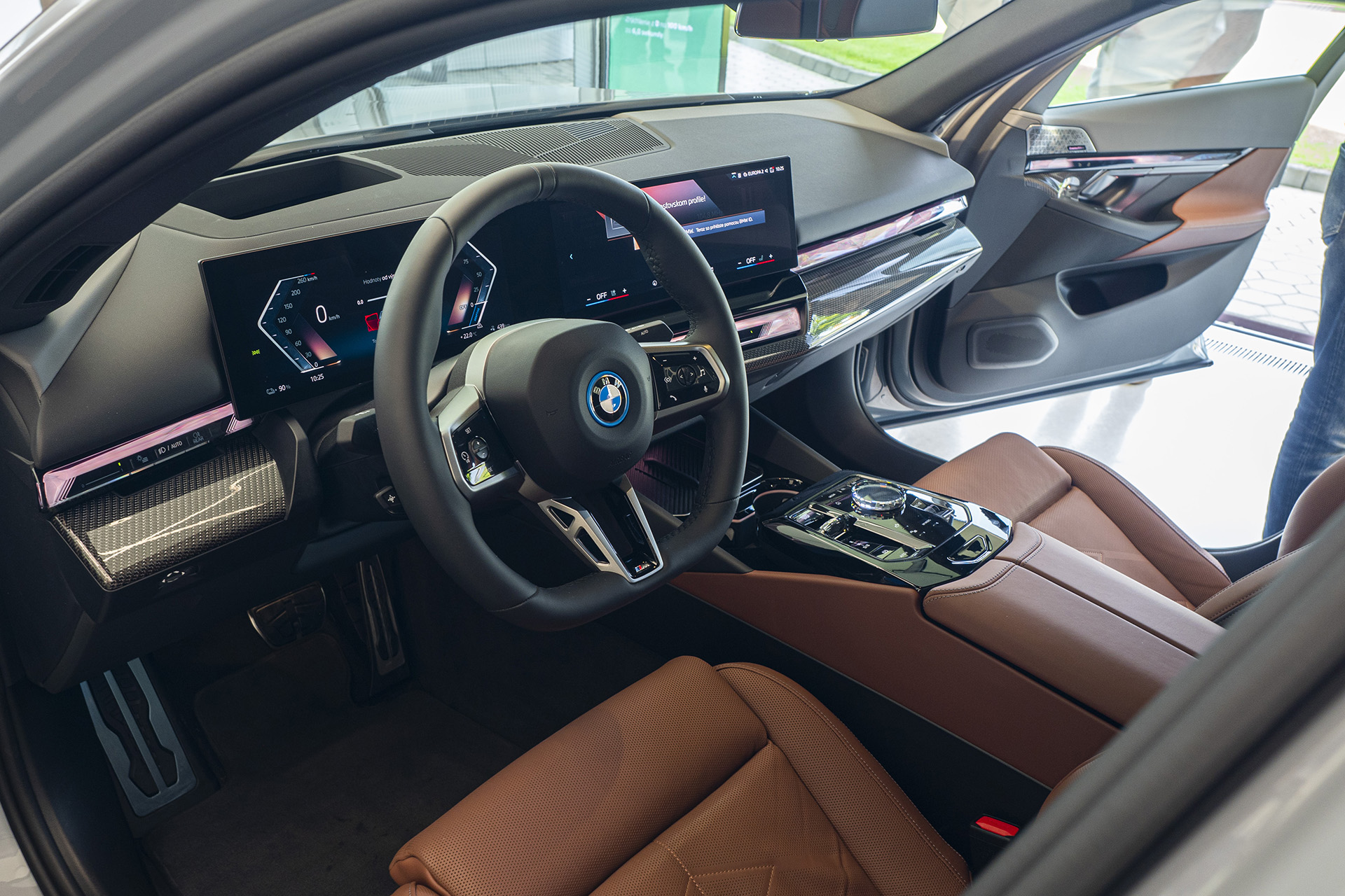 Statická ukážka BMW radu 5 bola doplnená o šialené SUV