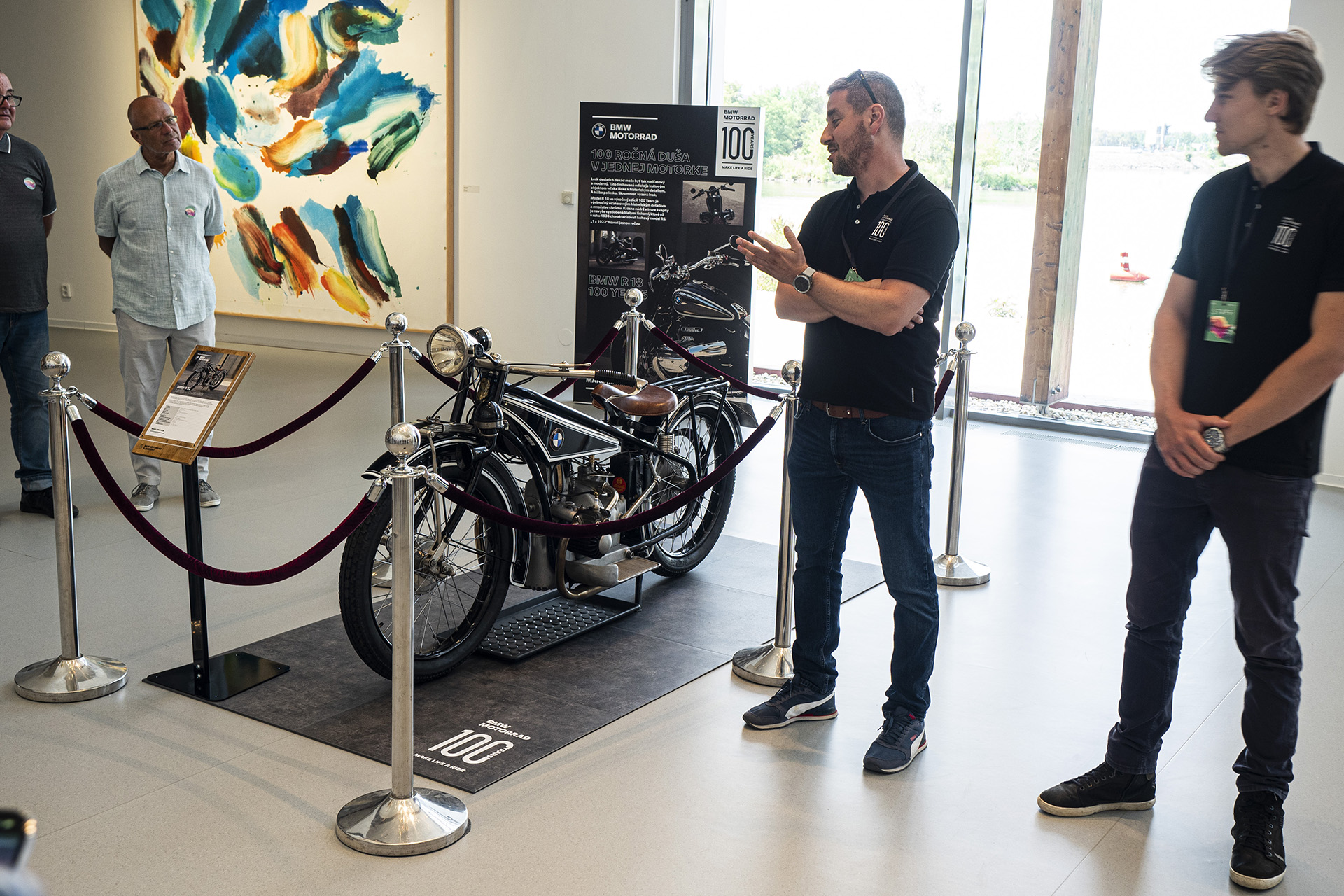 Statická ukážka BMW radu 5 bola doplnená o šialené SUV