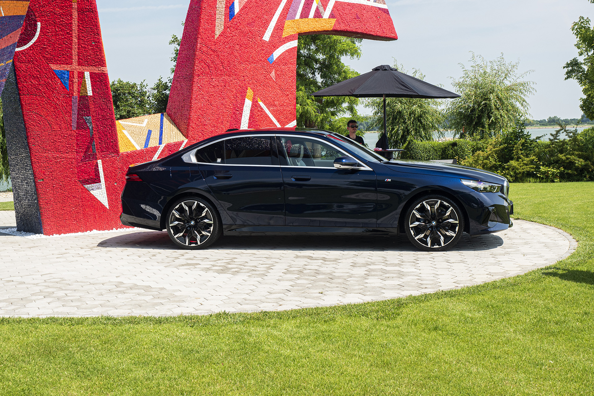 Statická ukážka BMW radu 5 bola doplnená o šialené SUV