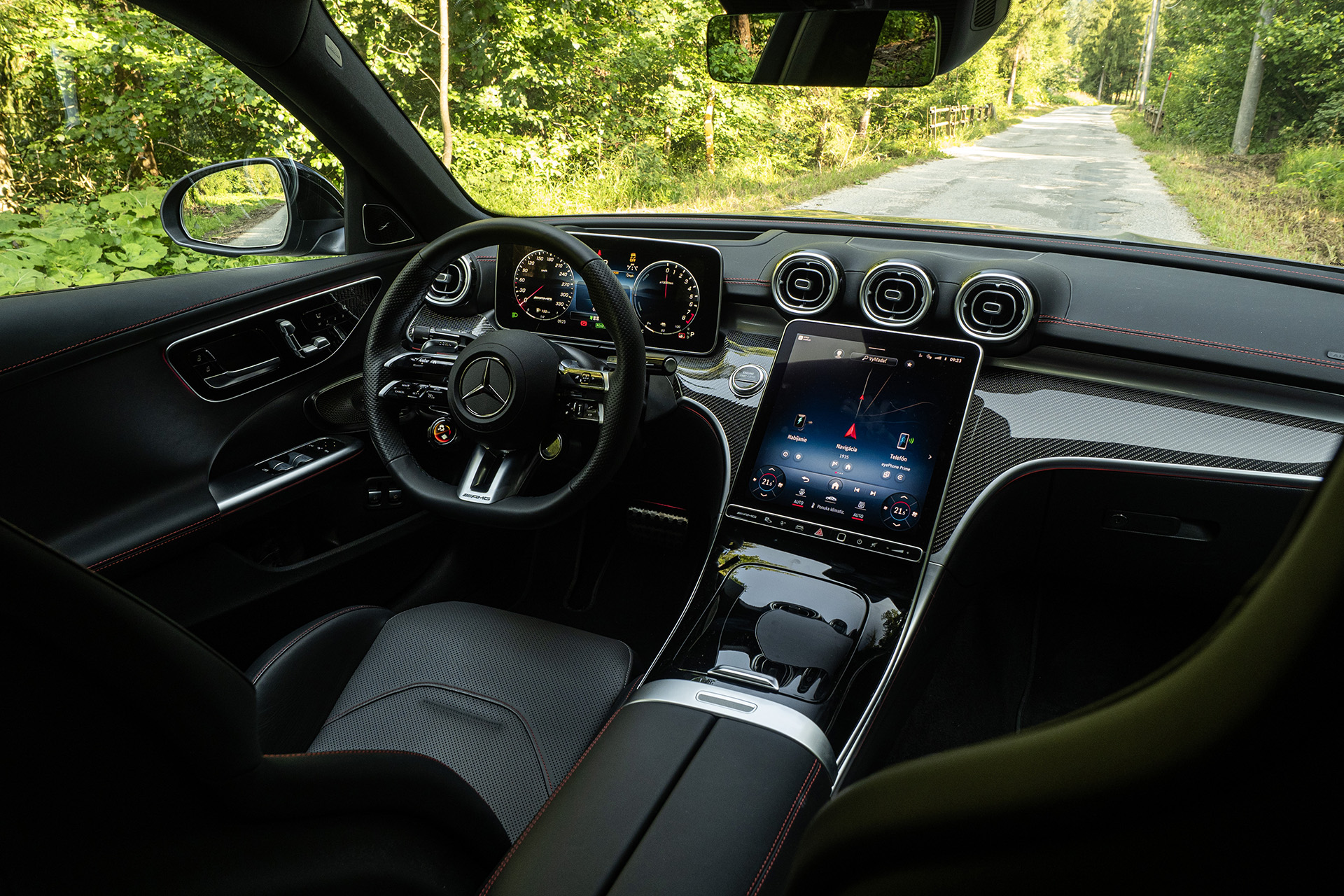 Mercedes-AMG C63 S 4Matic+ využíva znalosti z F1 a aj tak jazdí