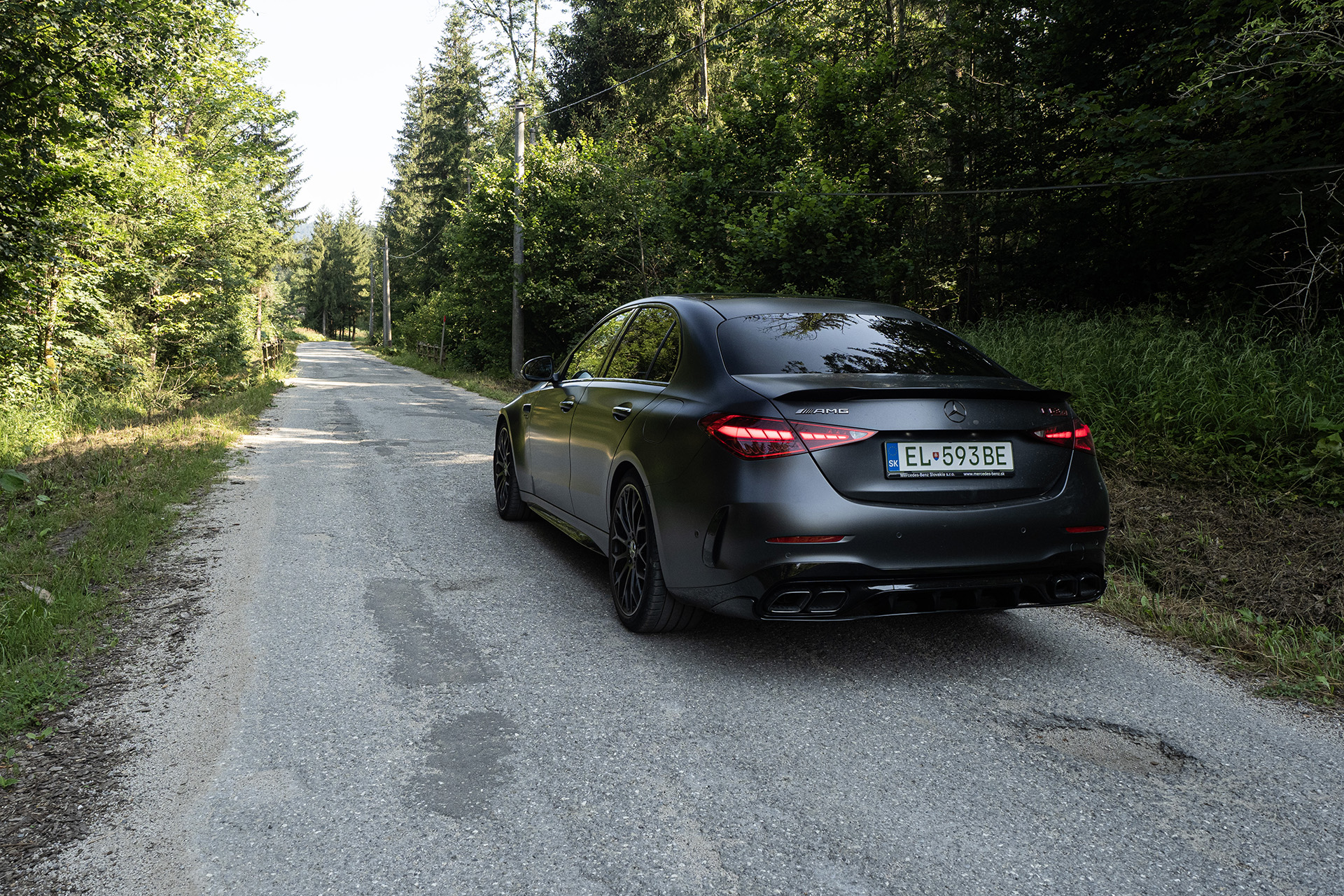 Mercedes-AMG C63 S 4Matic+ využíva znalosti z F1 a aj tak jazdí