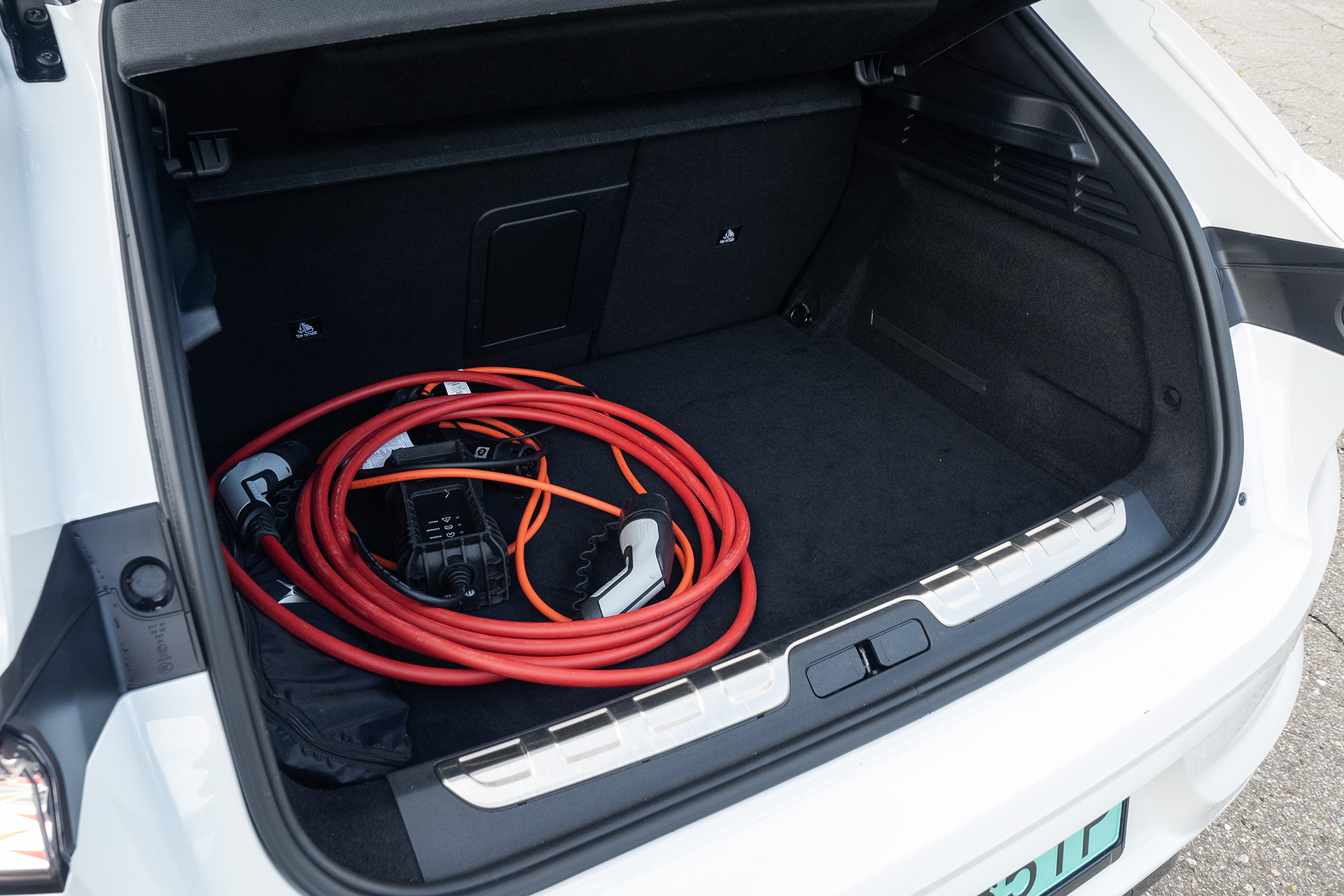 DS4 E-Tense je výnimočné auto, stojí ale za tie peniaze?