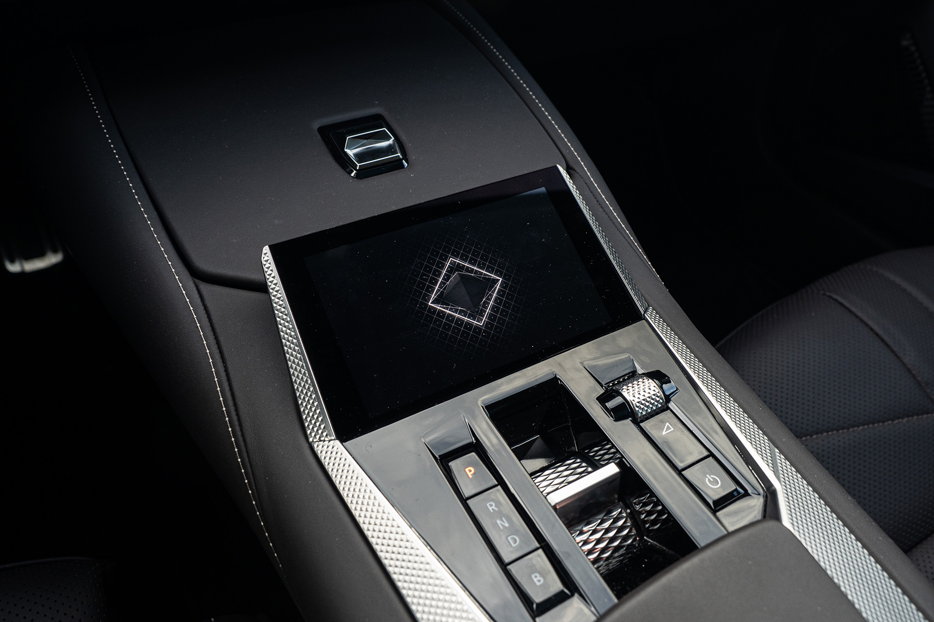 DS4 E-Tense je výnimočné auto, stojí ale za tie peniaze?