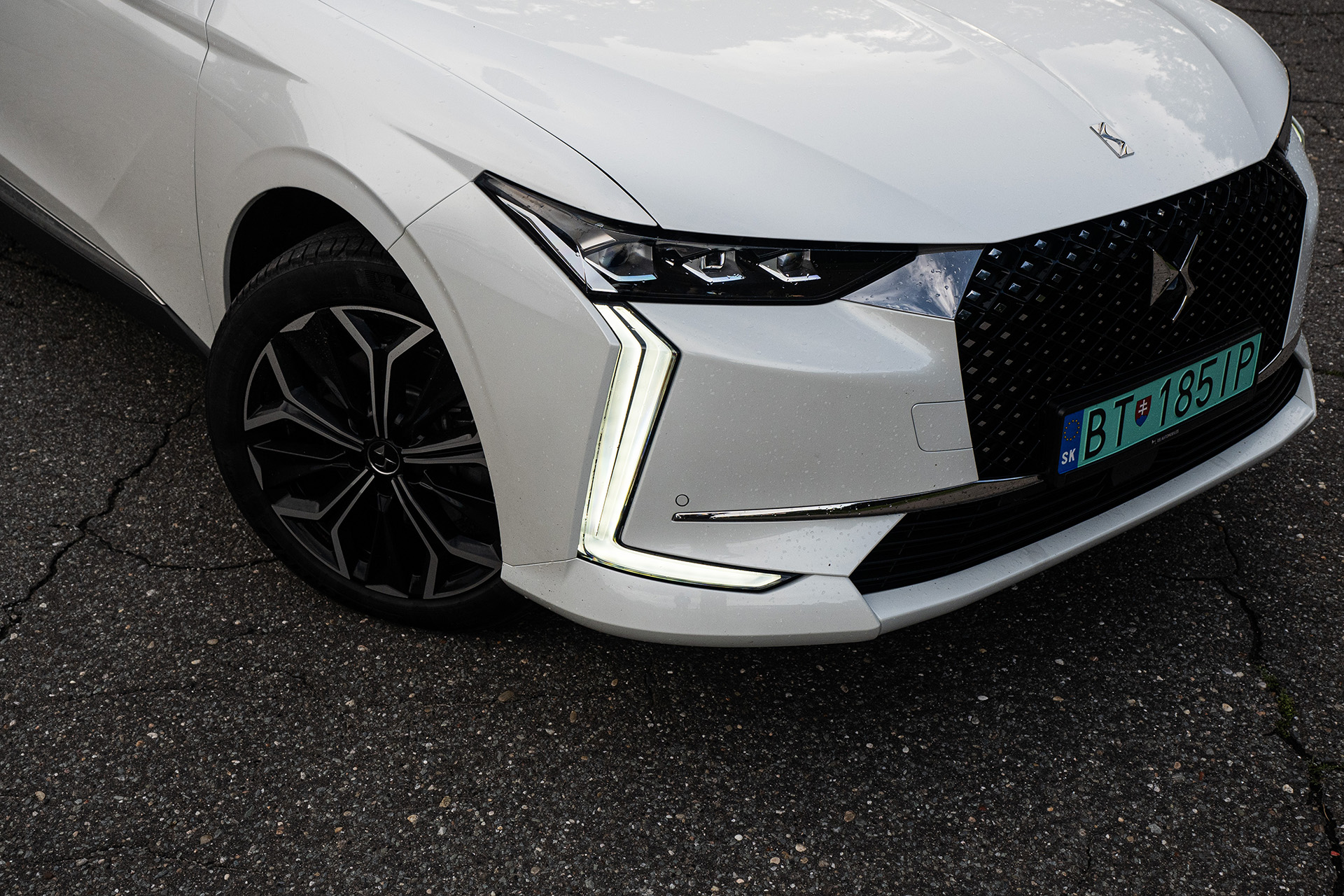 DS4 E-Tense je výnimočné auto, stojí ale za tie peniaze?