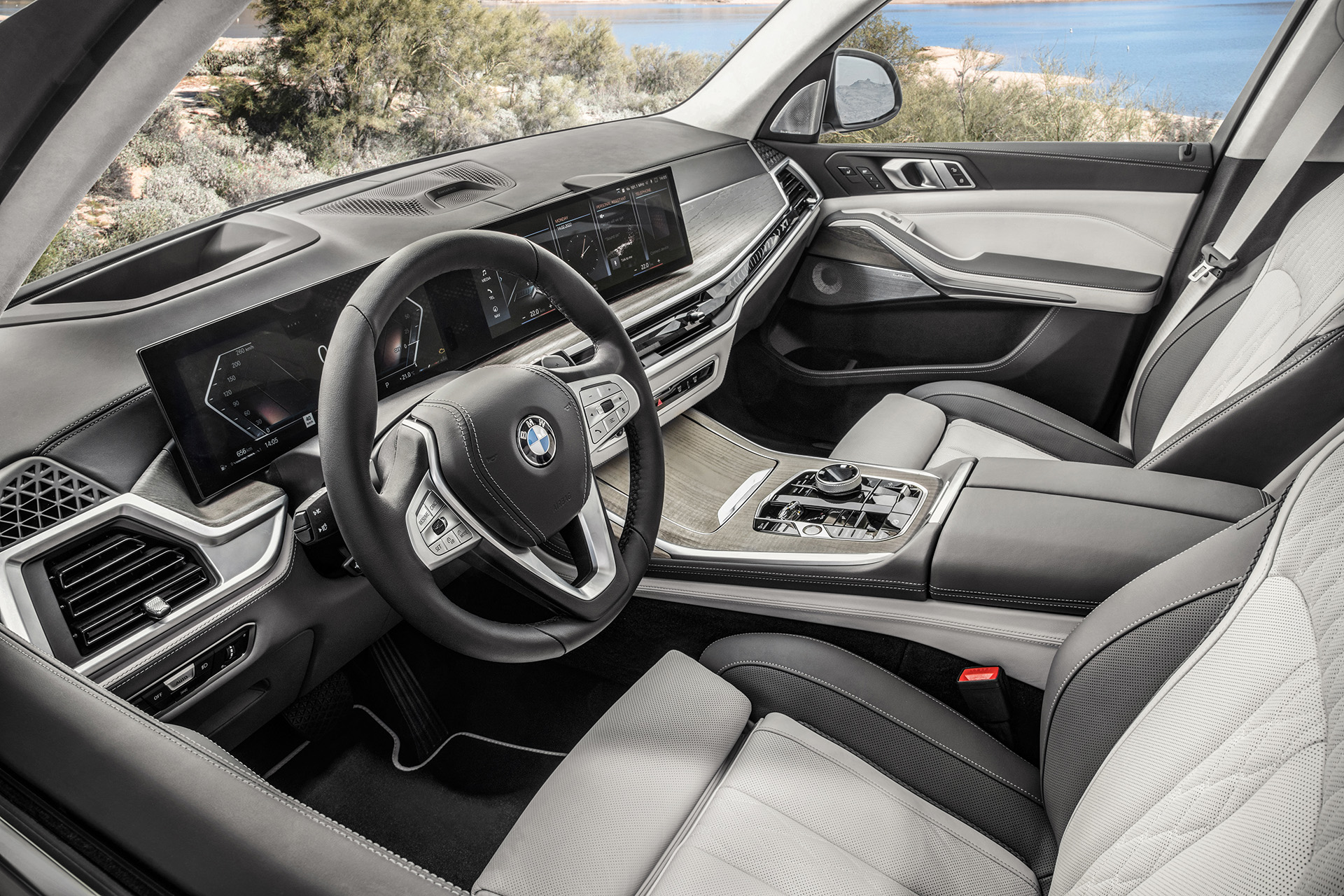 BMW X7: Nový predok, nový displej, ale kde je páka prevodovky?