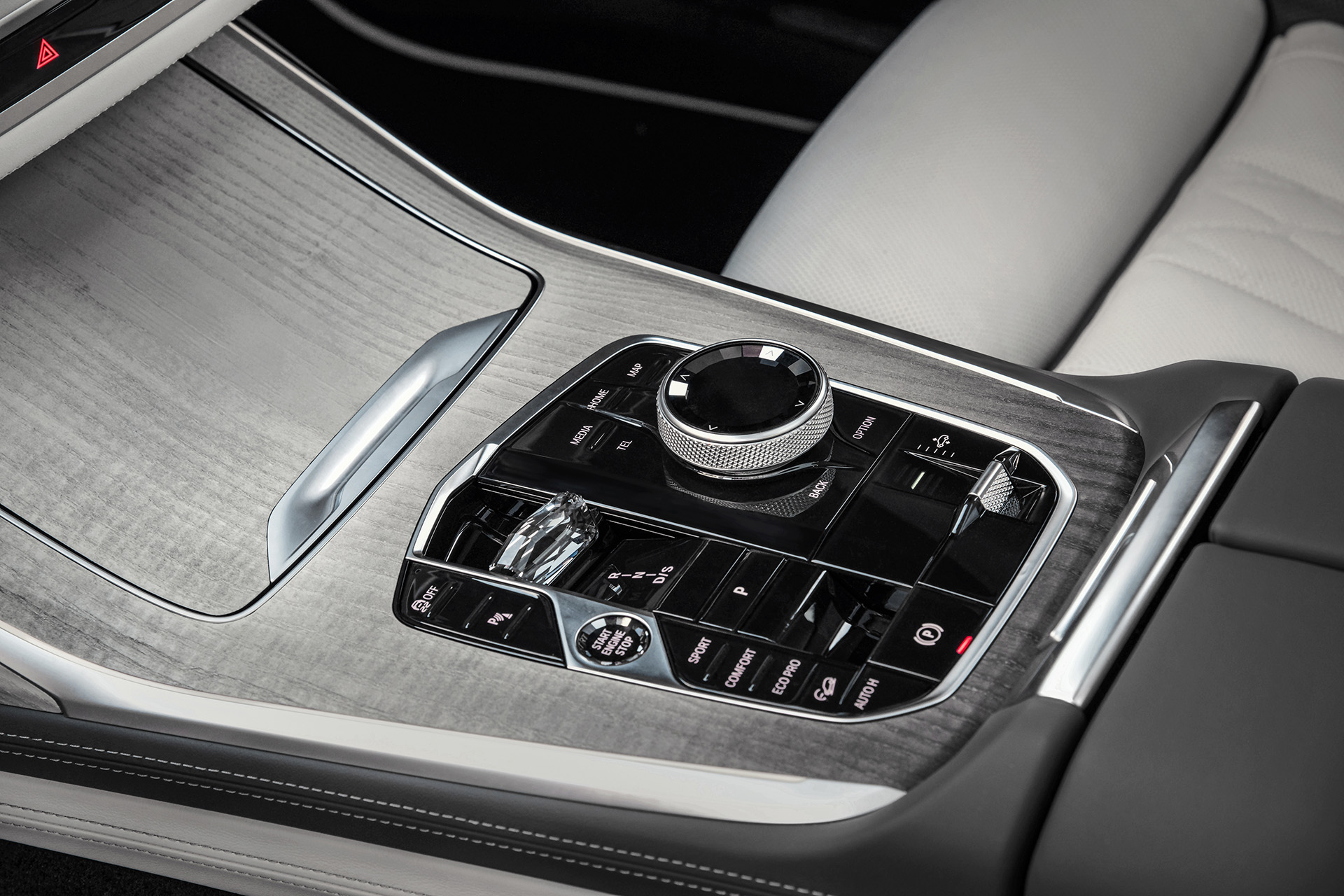 BMW X7: Nový predok, nový displej, ale kde je páka prevodovky?