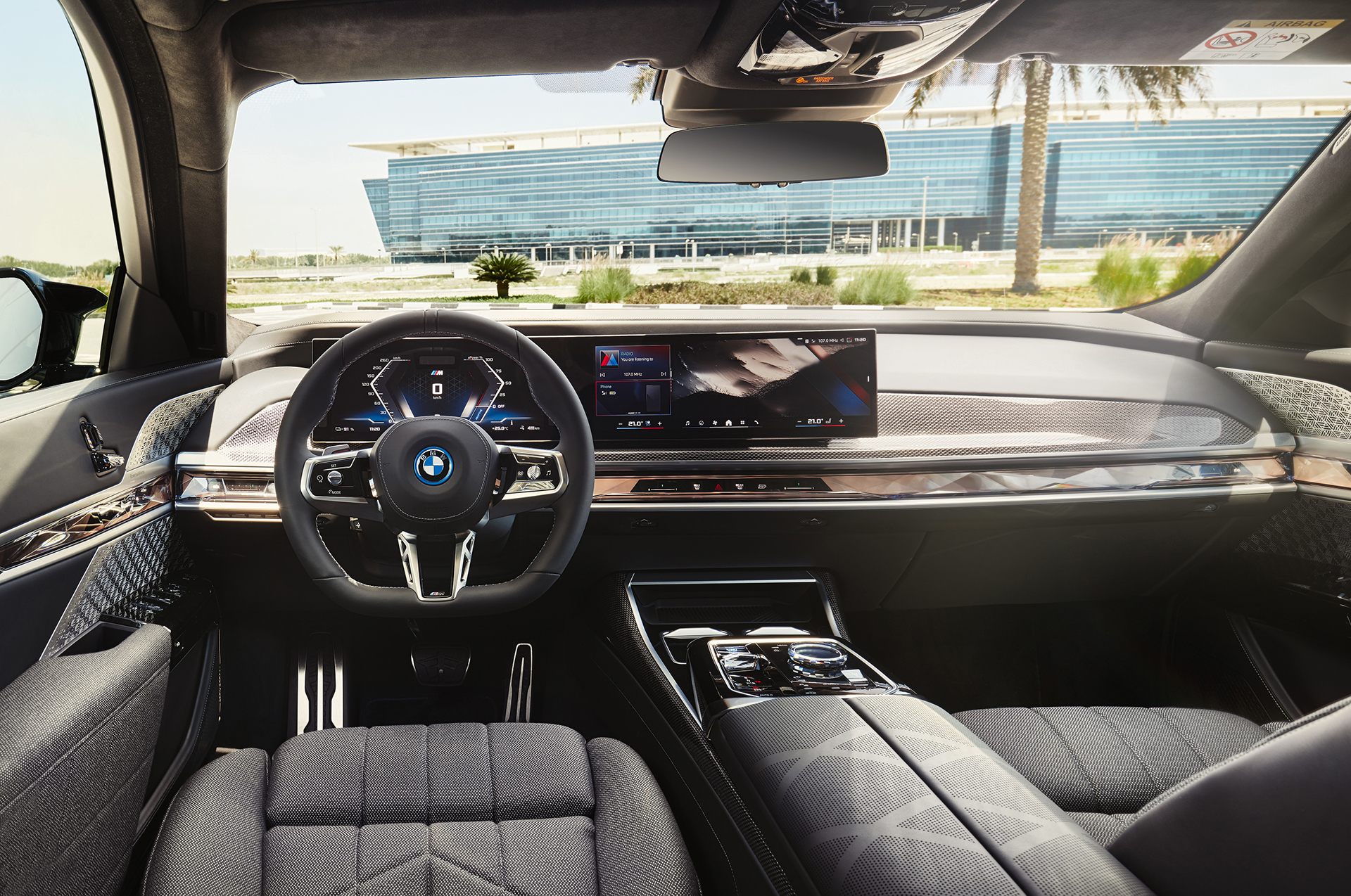 BMW i7 M70: Vlajková loď s extrémnym výkonom