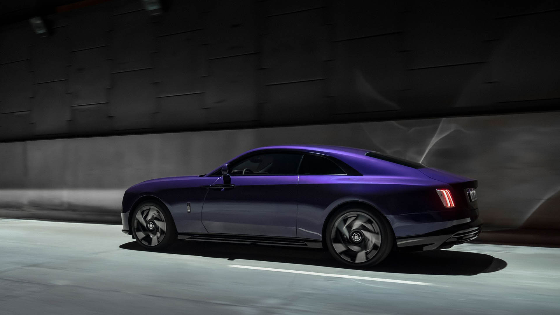 Rolls-Royce práve odhalil svoje najvýkonnejšie auto v histórii. Nie je šanca ho prehliadnuť