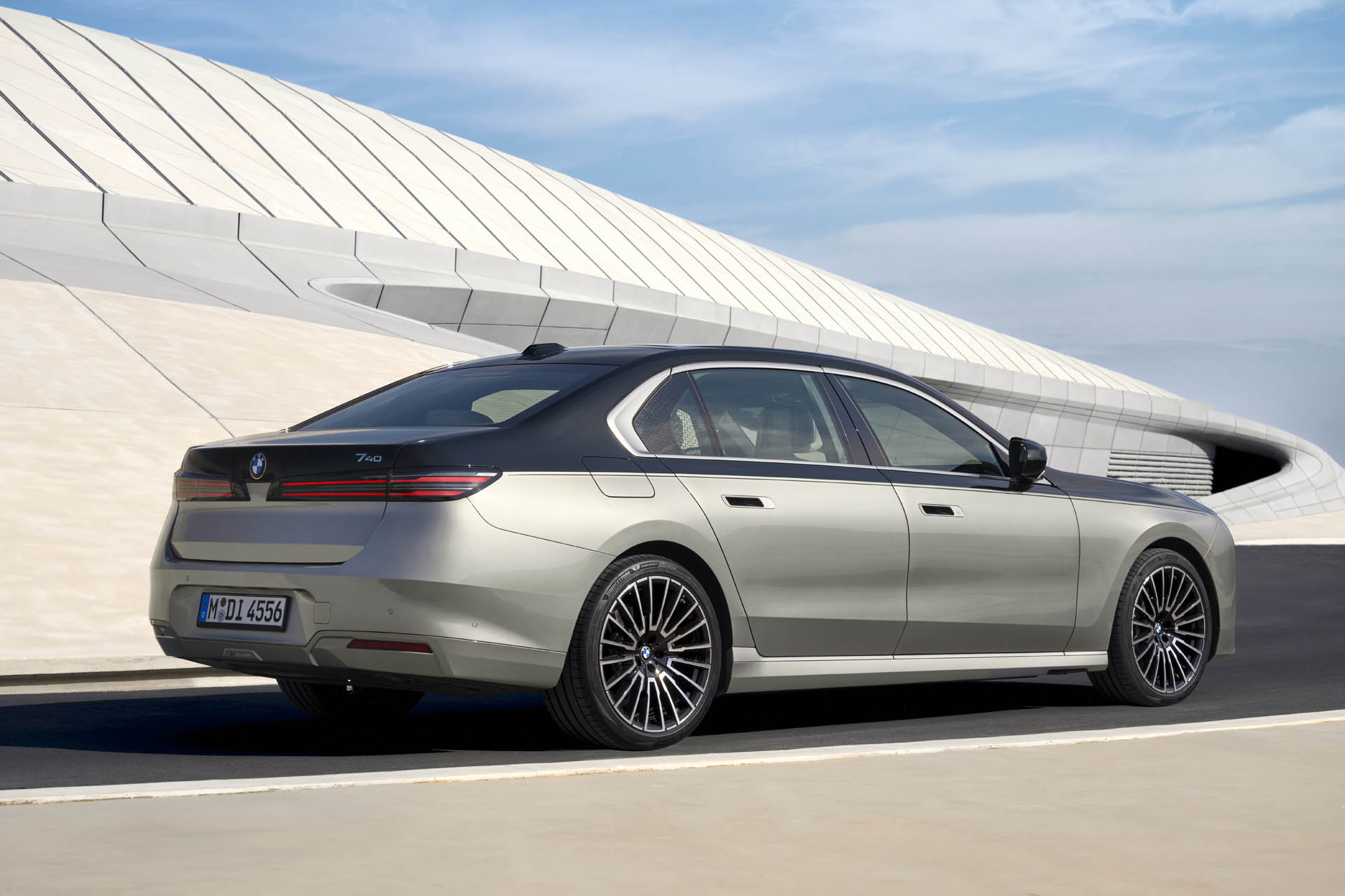 BMW. Značka BMW vyvoláva každým novým predstaveným modelom vlnu kontroverzie. Na fotografii moderniziované BMW radu 7 G70 LCI