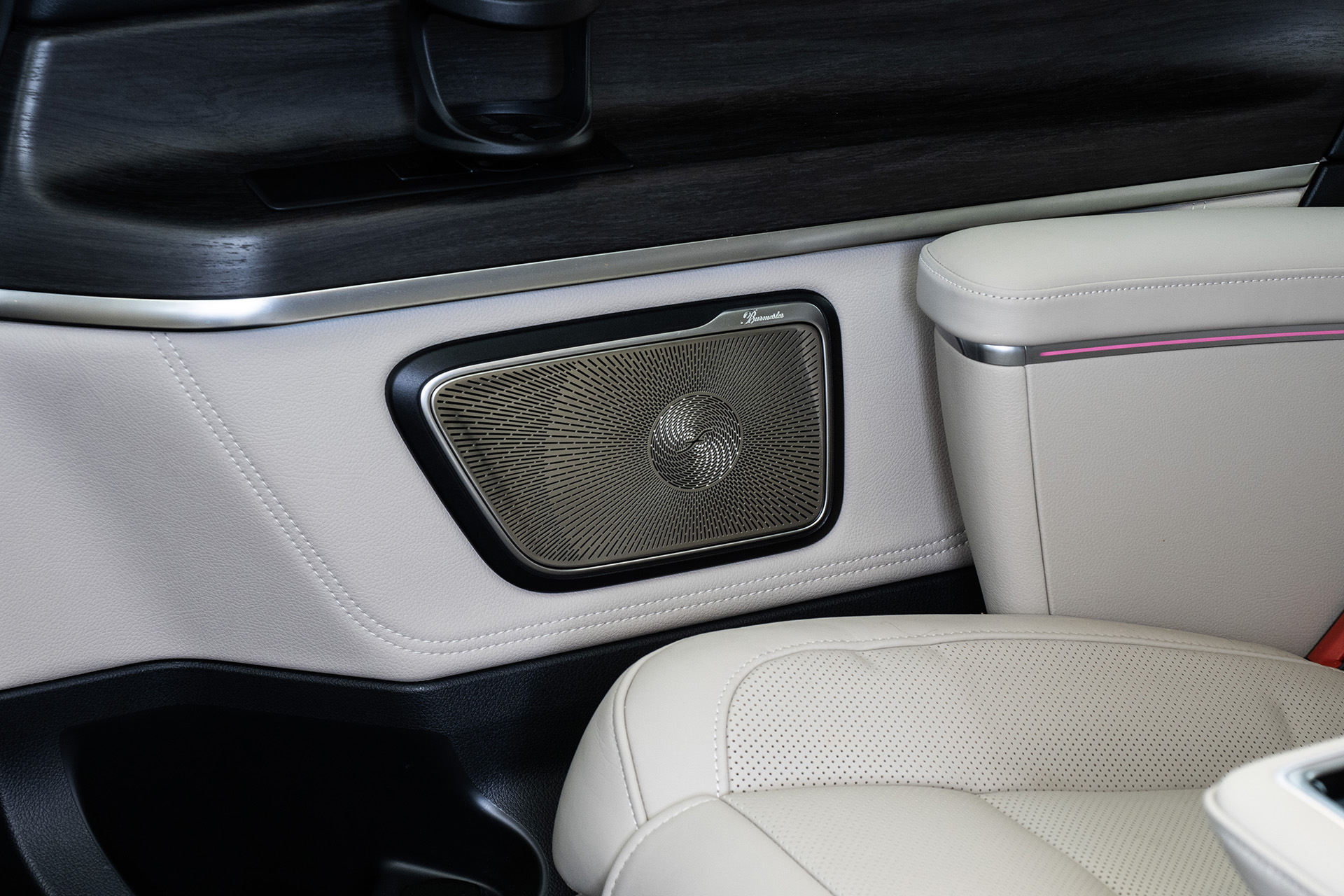 Test: Mercedes-Benz V300d - Luxus Maybachu, ale veľmi nenápadne