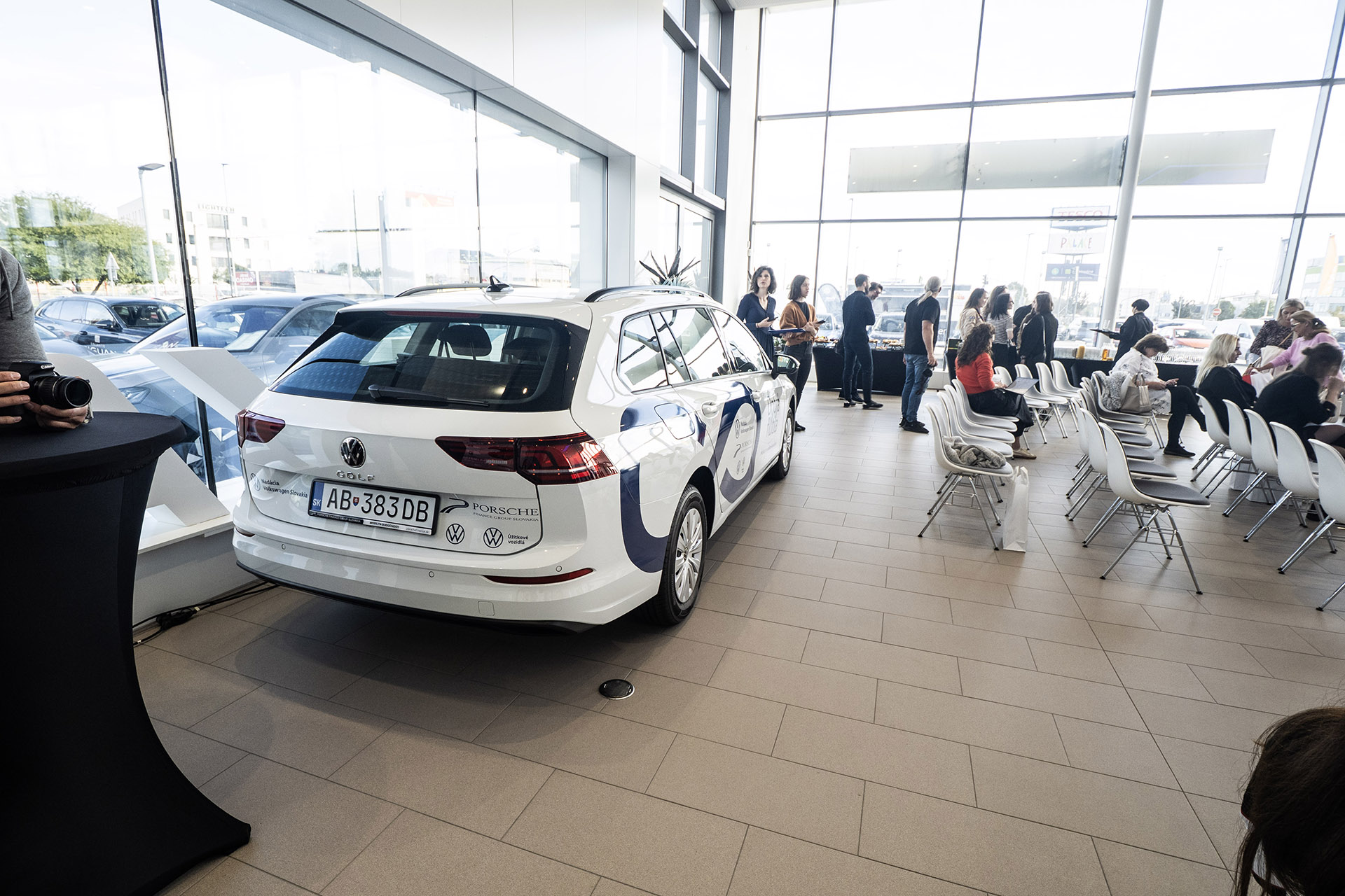 Dobrá flotila: Nadácia Volkswagen Slovakia odovzdala deväť vozidiel neziskovým organizáciám, svet je stále obývateľný
