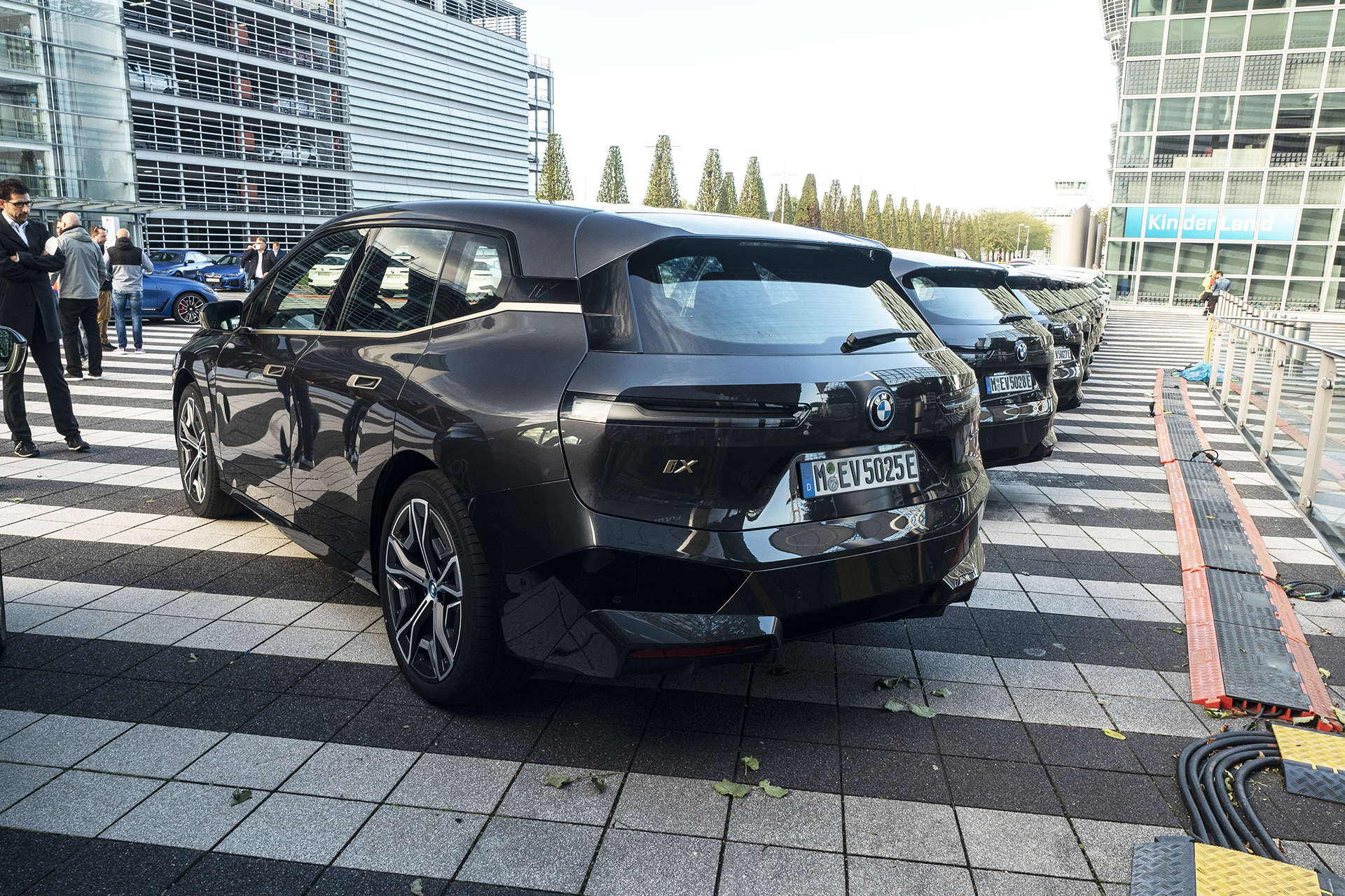 BMW iX: Čím je zaujímavý nový elektromobil? Ktorej Tesle konkuruje?