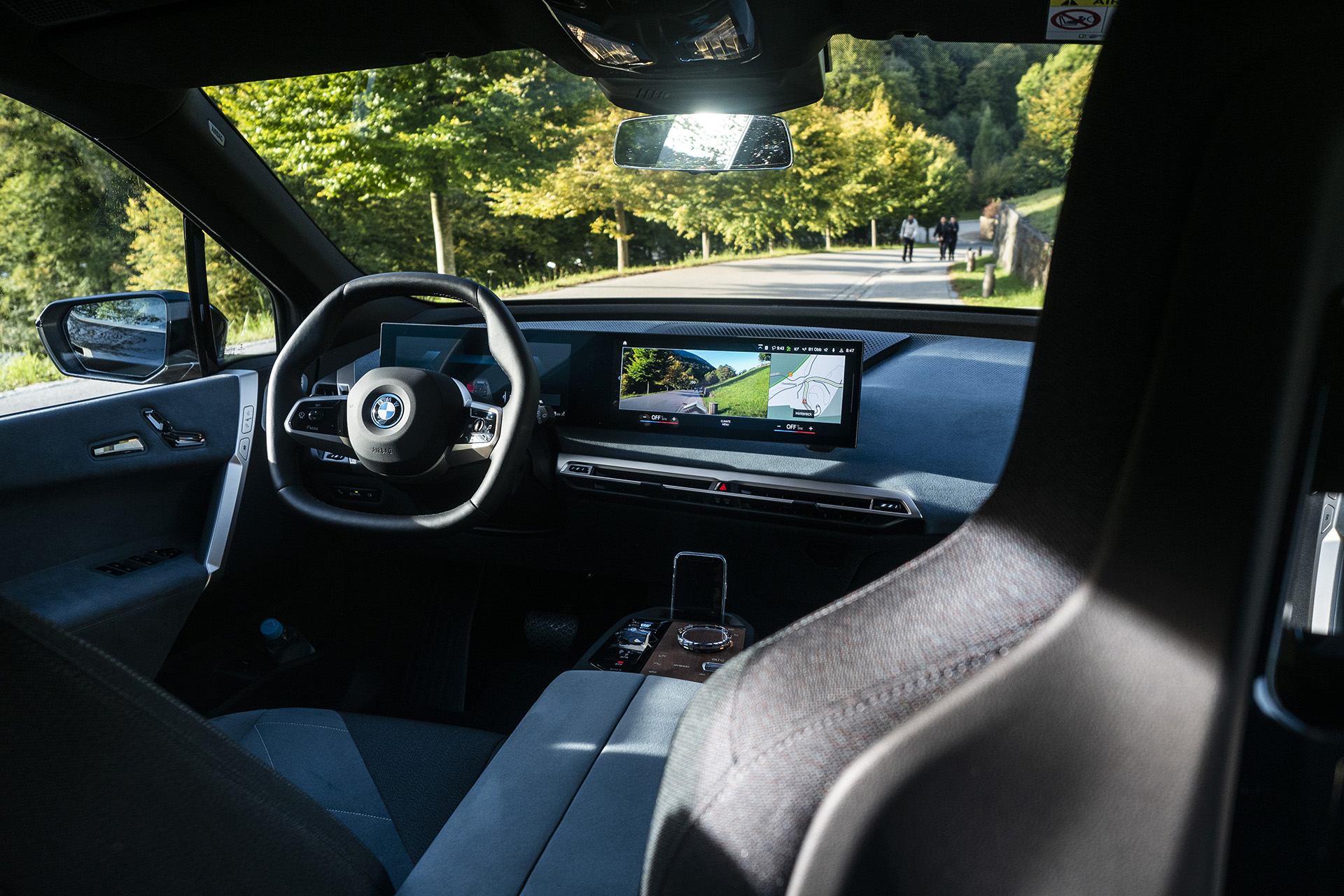 BMW iX: Čím je zaujímavý nový elektromobil? Ktorej Tesle konkuruje?