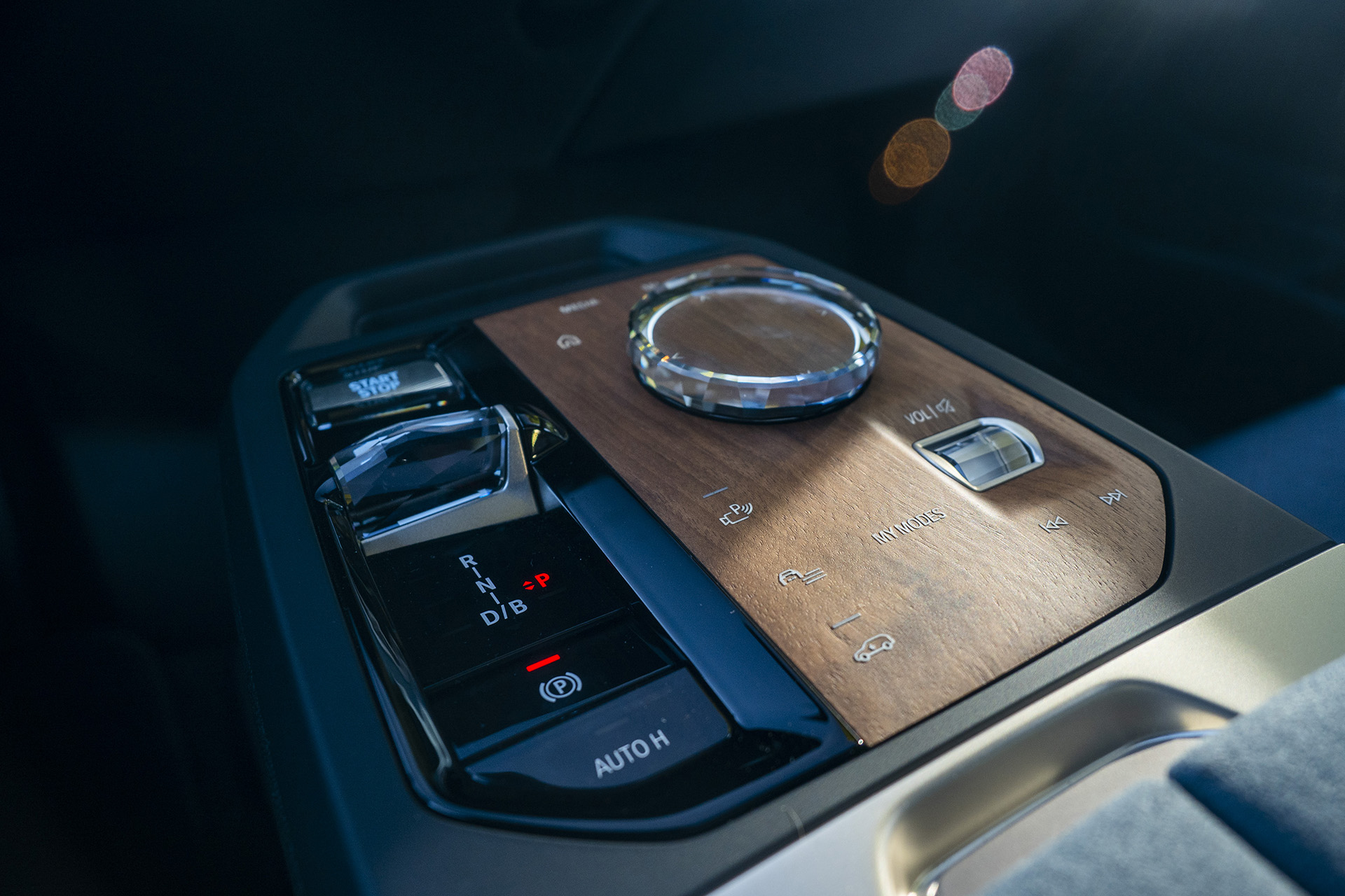 BMW iX: Čím je zaujímavý nový elektromobil? Ktorej Tesle konkuruje?
