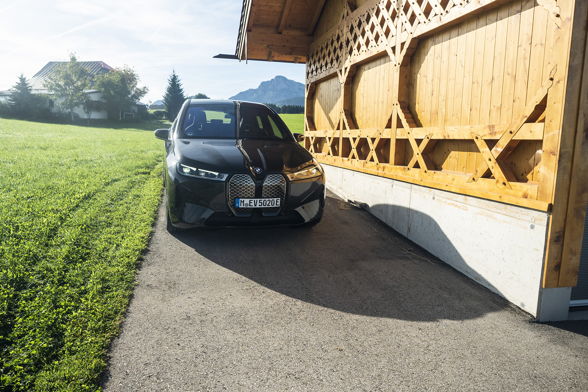 BMW iX: Čím je zaujímavý nový elektromobil? Ktorej Tesle konkuruje?