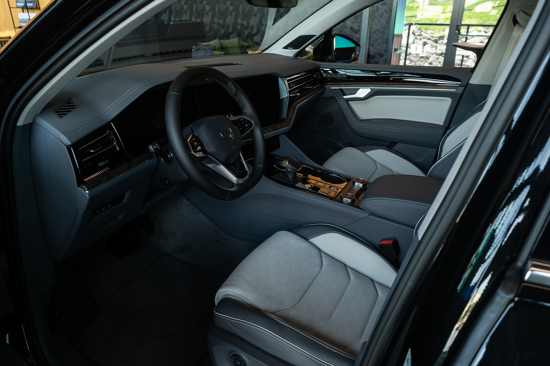 Pozreli sme si naživo nový Touareg, Tiguan aj Passat