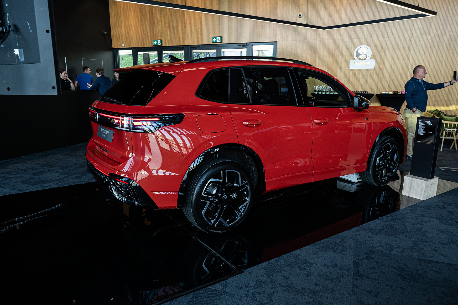 Pozreli sme si naživo nový Touareg, Tiguan aj Passat