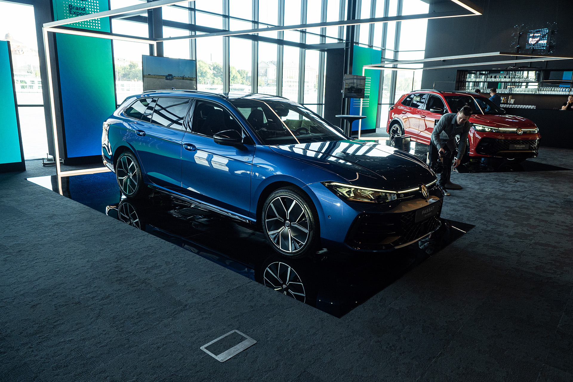 Pozreli sme si naživo nový Touareg, Tiguan aj Passat